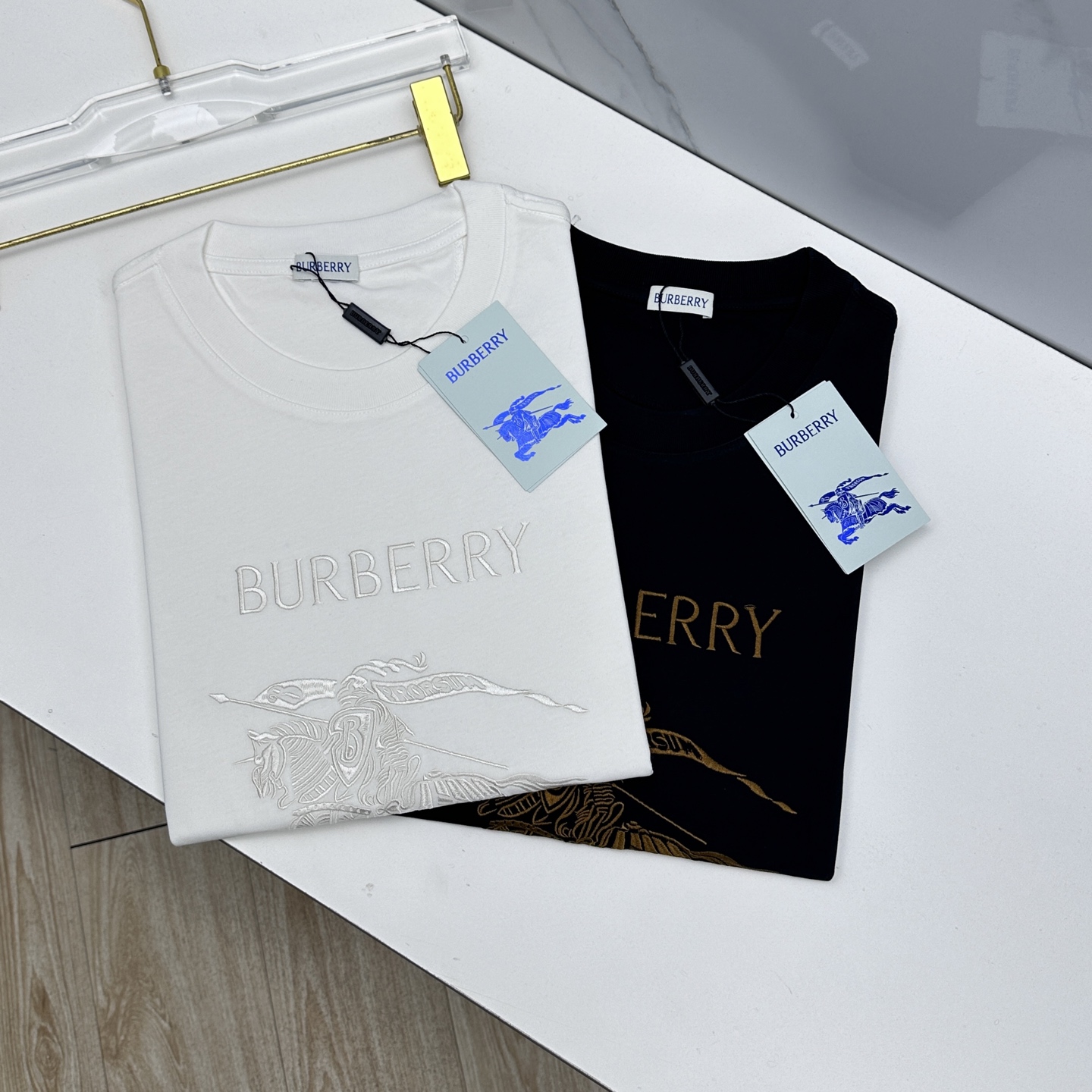 NO:775358,Burberry 2026 spring and summer new short-sleeved letter embroidery, the same T-shirt as the official website, double yarn pure cotton fabric, diversified matching, catering to the current innovative trend of fashion cutting-edge, collision of retro and modern elements, extreme violent aesthetics. Fashion matching, complete three standards, se sizes S-XXL,, burberry, burberry, T-shirt, tees, t-shirt,19860909Burberry巴宝莉 2026春夏新款字母刺绣短袖 官网同款T恤,双纱纯棉面料 多元化搭配 迎合眼下时尚前沿的创新趋势 复古与现代化元素的碰撞 极端的暴力美学.时尚搭配 三标齐全 se 尺码S-XXL,,burberry,burberry,T-shirt,tees，t-shirt,,Men's clothing