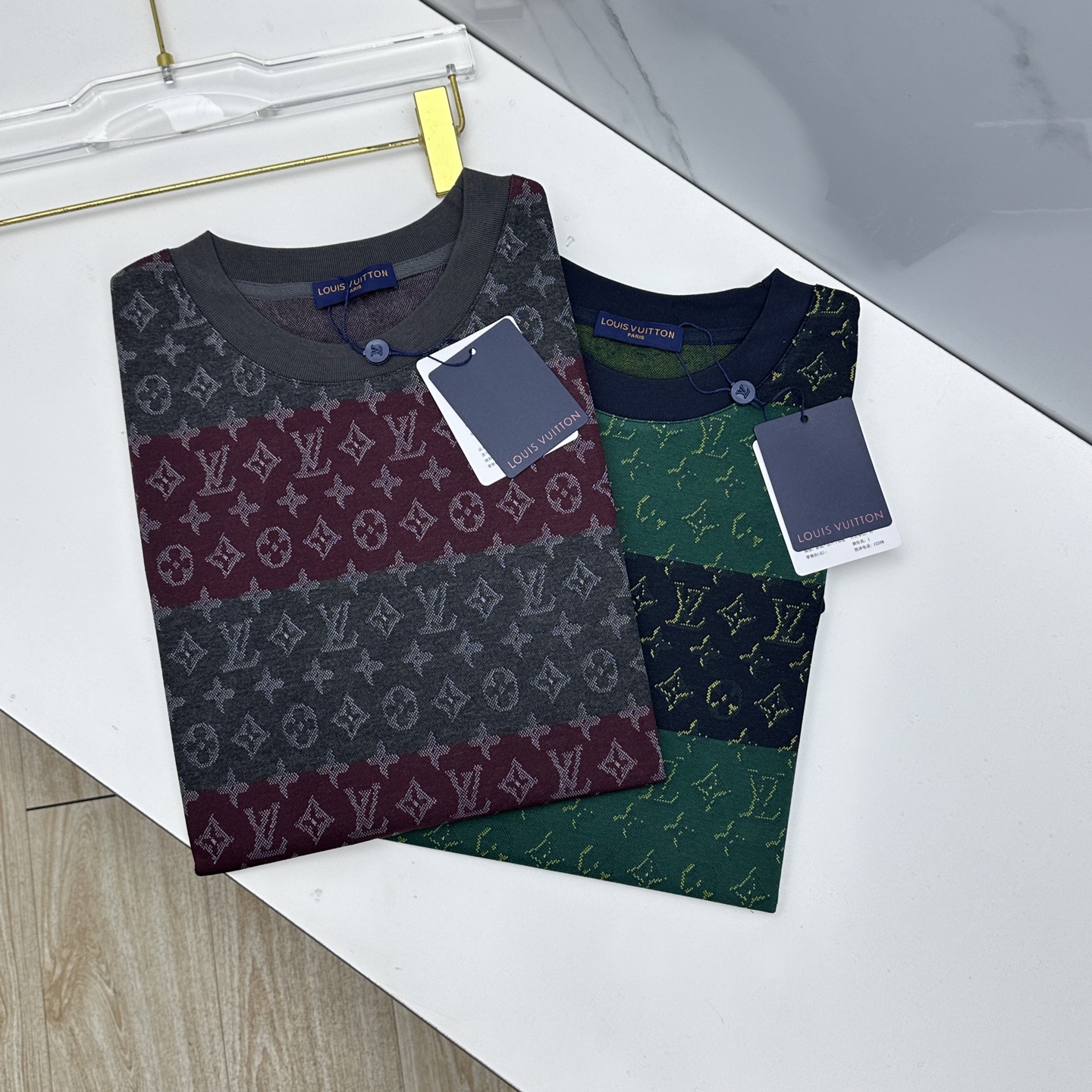 NO:775363,LV Louis Vuitton 2026 spring and summer new jacquard all-print short-sleeved T-shirt of the same style as the official website, double yarn pure cotton fabric, diversified matching, catering to the current innovative trend of fashion cutting-edge, collision of retro and modern elements, extreme violent aesthetics. Fashion matching, complete three standards, se size S-XXL,, louis vuitton, louis vuitton, T-shirt, tees, t-shirt,19860909LV路易威登 2026春夏新款提花满印短袖 官网同款T恤,双纱纯棉面料 多元化搭配 迎合眼下时尚前沿的创新趋势 复古与现代化元素的碰撞 极端的暴力美学.时尚搭配 三标齐全 se 尺码S-XXL,,louis vuitton,louis vuitton,T-shirt,tees，t-shirt,,Men's clothing