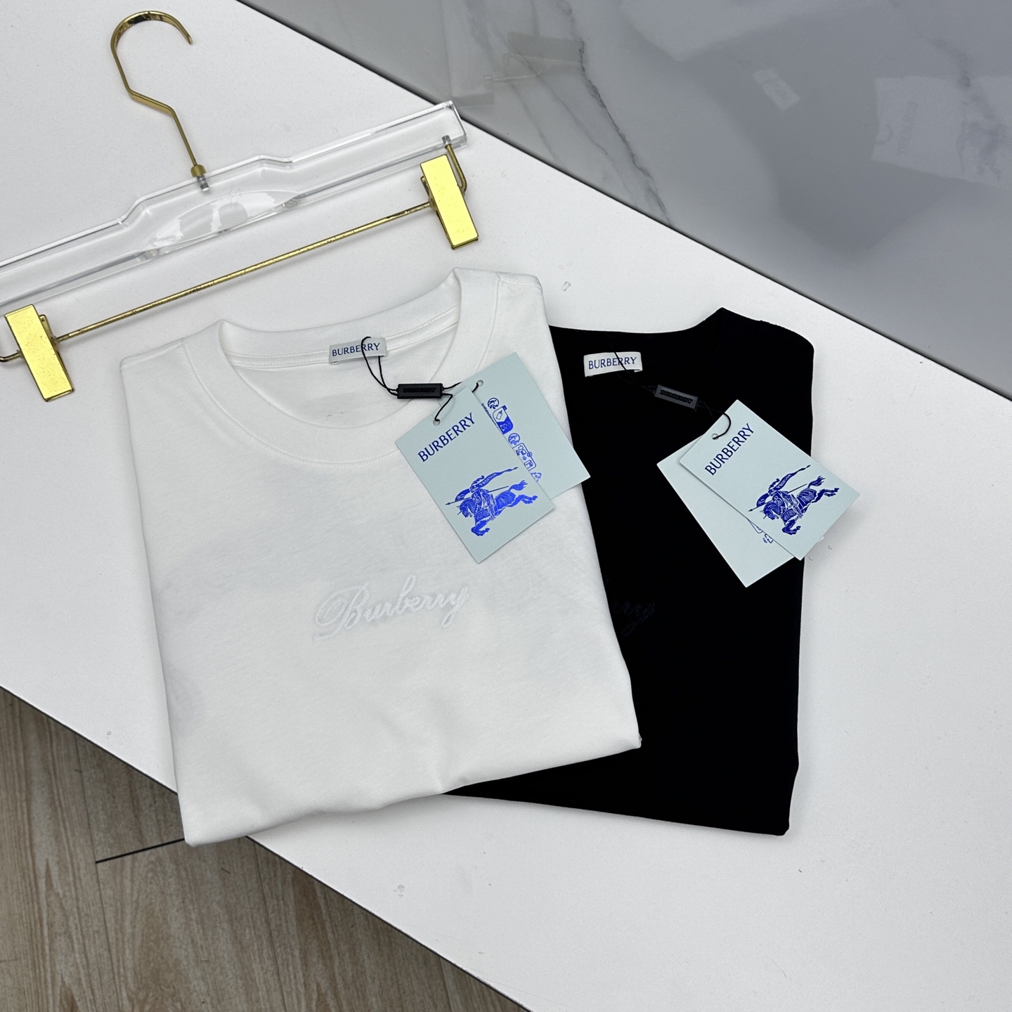 NO:775373,Burberry 2026 spring and summer new short-sleeved letter embroidery, the same T-shirt as the official website, double yarn pure cotton fabric, diversified matching, catering to the current innovative trend of fashion cutting-edge, collision of retro and modern elements, extreme violent aesthetics. Fashion matching, complete three standards, se sizes S-XXL,, burberry, burberry, T-shirt, tees, t-shirt,19860909Burberry巴宝莉 2026春夏新款字母刺绣短袖 官网同款T恤,双纱纯棉面料 多元化搭配 迎合眼下时尚前沿的创新趋势 复古与现代化元素的碰撞 极端的暴力美学.时尚搭配 三标齐全 se 尺码S-XXL,,burberry,burberry,T-shirt,tees，t-shirt,,Men's clothing