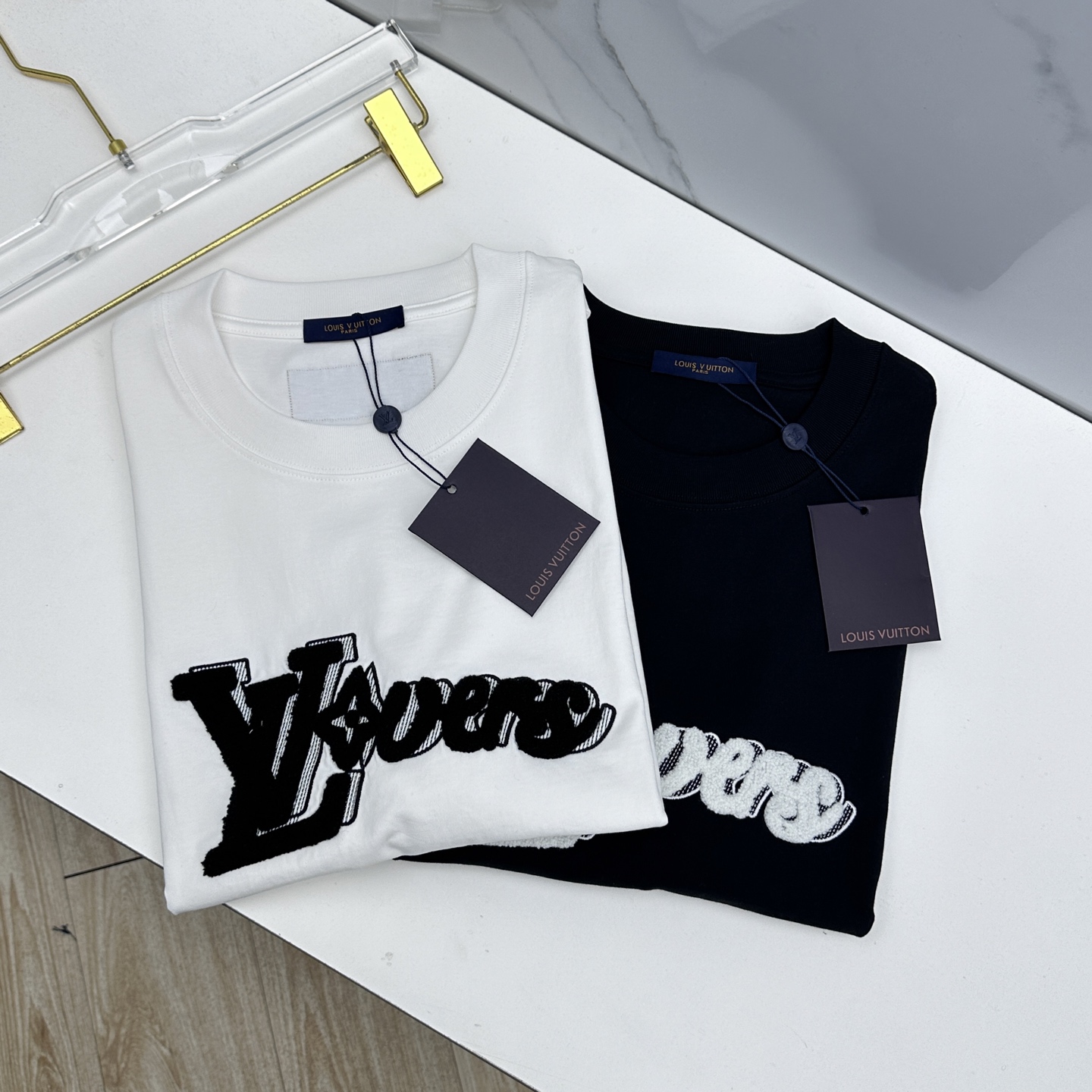 NO:735519,LV Louis Vuitton Weikuo new launch counter latest short-sleeved round neck T-shirt 3D embroidery high-end customization high weight double yarn brand logo heavy craftsmanship design high-end long-staple cotton fabric. soft to the touch. comfortable to wear. counter-level exquisite stitching. fine workmanship. quite wide and stylish. complete with three standards. A7 original product size S-XL,, louis vuitton, louis vuitton, T-shirt, tees, t-shirt,19860909LV路易威登 微阔 新款首发专柜最新款短袖圆领T恤 3D刺绣 高端订制 高克重双纱 品牌logo重工艺设计 高端长绒棉面料.手感柔软.穿着舒适.专柜级别精致车线.做工精细.挺阔有型.三标齐全 A7原单出品 尺码S-XL,,louis vuitton,louis vuitton,T-shirt,tees，t-shirt,,Men's clothing