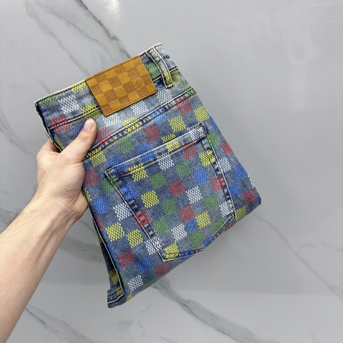 NO:735529,LV Louis Vuitton's high-end customization, the latest washed jeans for spring 26, are available at the counter at the same time. Logo printing design, original custom reproduction, customized accessories provided by customers, original quality, imported solid-color elastic fabric, breathable and comfortable. Fine workmanship, excellent upper body!  Preferred single A16 code number 29-38 no 37,,louis vuitton,louis vuitton,jeans,19860909LV路易威登 高端定制、26春季最新款洗水牛仔裤 柜台同步发售 logo印花设计 原版定制复刻 客供定制辅料 原单品质 进口固色弹力面料 透气舒适.做工走线精细 上身绝佳！优选单A16 码数29-38无37,,louis vuitton,louis vuitton,jeans,,Men's clothing