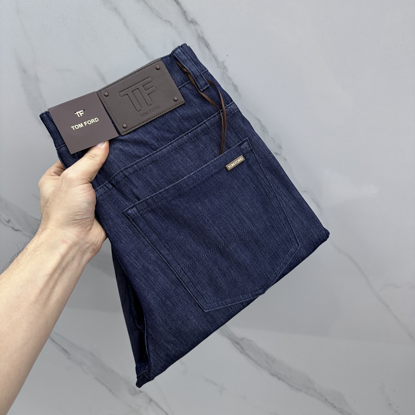 NO:735553,TOM FORD high-end customization, 26 new early spring thin jeans, sold simultaneously at the counter, original custom-made replicas, customer-supplied hardware accessories, original quality, imported solid-color denim fabrics, heavy washing, fine workmanship, and excellent upper body!  The preferred item is complete with three standards, AX code number 30-38, no 37,, tom ford, jeans,19860909TOM FORD 高端定制、26早春新款薄款牛仔裤 柜台同步发售 原版定制复刻 客供五金辅料 原单品质 进口固色牛仔面料 重工洗水 做工走线精细 上身绝佳！优选单品 三标齐全 AX 码数30-38无37,,tom ford,jeans,,Men's clothing