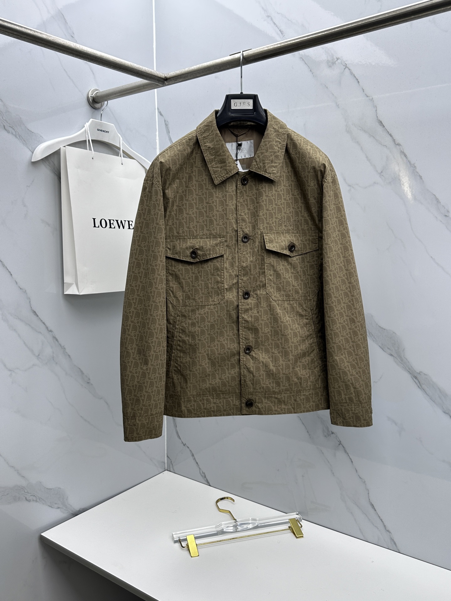 NO:733391,Dior Dior 2026 early spring series, the latest fashionable jacquard lapel jacket. Every detail shows craftsmanship and enough advanced structural tailoring design changes to show men's diverse image changes. Slim and neat, tailored to meet the popular multi-layered wear. Customized buckles, unique. Versatile styles for life. Complete with three standards. Boutique shipment hs sizes M-3XL, dior, dior, jackets & coats, jackets & coats,19860909Dior迪奥 2026早春系列,最新时尚提花翻领夹克外套.处处细节显工艺足够的高级结构性剪裁的设计改变来展现男士多样的形象变化,修身利落、剪裁合体,满足时下正流行的多层次穿搭,定制钉扣,独一无二.生活百搭款式 三标齐全 精品出货hs 尺码M-3XL,,dior,dior,jackets & coats,jackets & coats,,Men's clothing