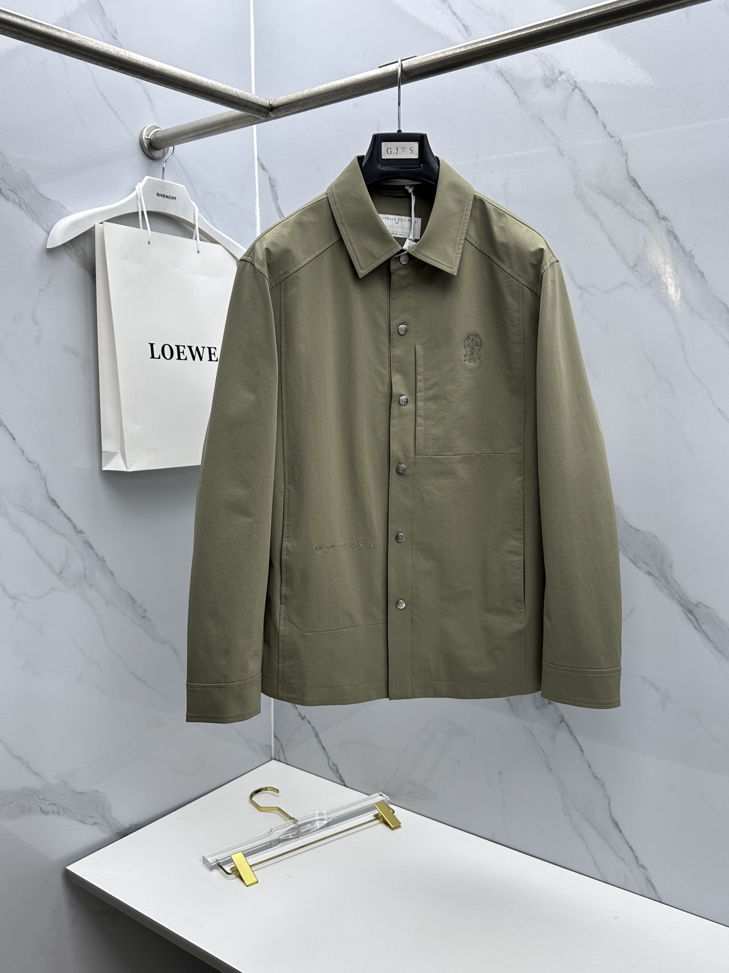 NO:735609,BC 2026 early spring series, the latest fashionable lapel jackets. Logo embroidery on the chest. Every detail shows craftsmanship. Sufficient advanced structural tailoring design changes to show men's diverse image changes. Slim and neat, tailored to meet the current popular multi-layered wear. Customized buckles, unique. Versatile style for life. Complete with three standards. Boutique shipment hs sizes M-3XL,,jackets & coats,jackets & coats,19860909BC 2026早春系列,最新时尚翻领夹克外套.胸前logo刺绣.处处细节显工艺足够的高级结构性剪裁的设计改变来展现男士多样的形象变化,修身利落、剪裁合体,满足时下正流行的多层次穿搭,定制钉扣,独一无二.生活百搭款式 三标齐全 精品出货hs 尺码M-3XL,,jackets & coats,jackets & coats,,Men's clothing