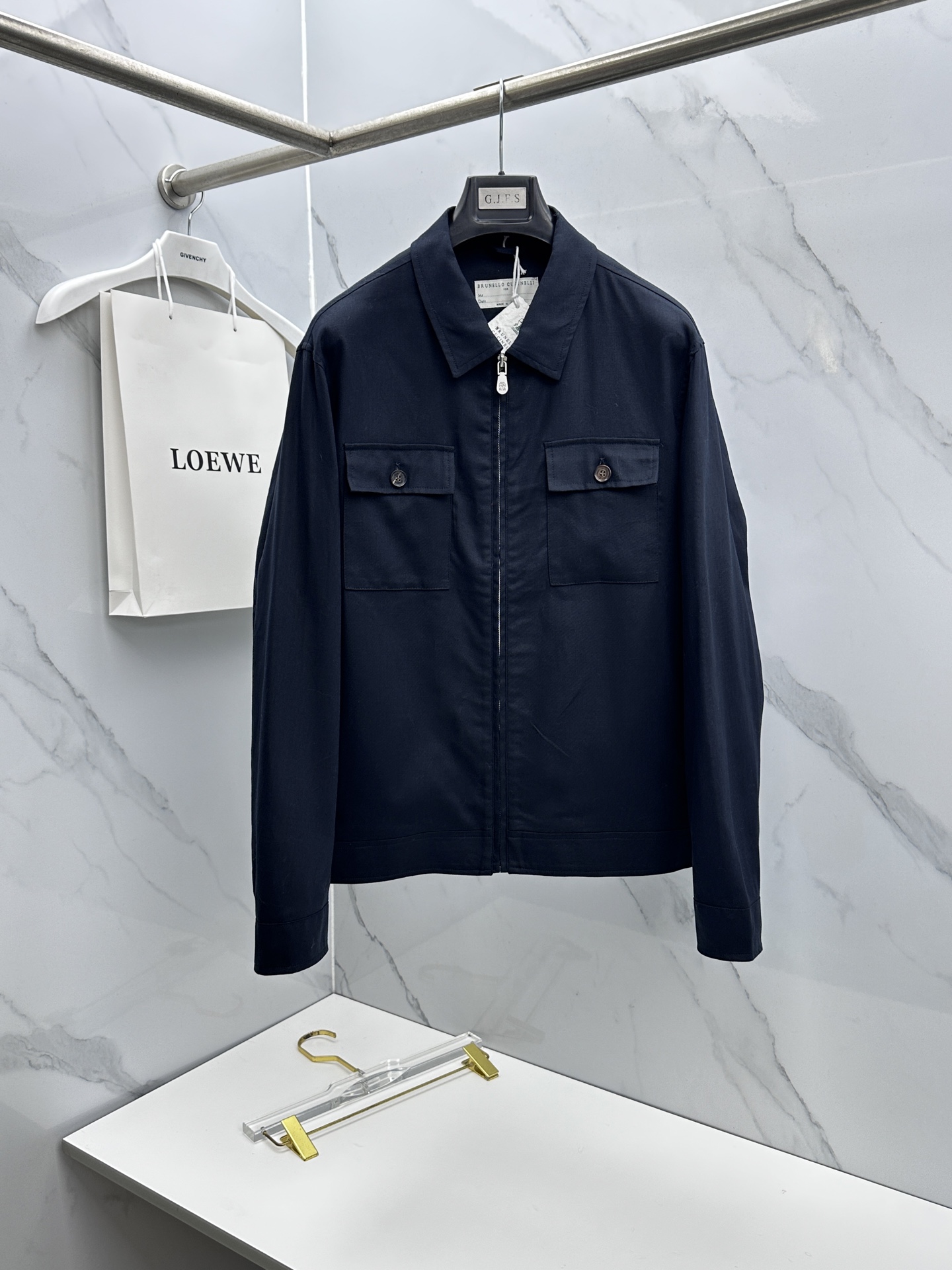 NO:735613,BC 2026 early spring light luxury old money style cotton and linen series, the latest fashionable lapel jackets and jackets. Symmetrical pocket design. Every detail shows craftsmanship. Sufficient advanced structural tailoring design changes to show men's diverse image changes. Slim and neat, tailored to meet the current popular multi-layered wear. Customized buckles, unique. Versatile style for life. Complete with three standards. Boutique shipment hs size M-3XL,,jackets & coats,jackets & coats,19860909BC 2026早春轻奢老钱风棉麻系列,最新时尚翻领夹克外套.对称口袋设计.处处细节显工艺足够的高级结构性剪裁的设计改变来展现男士多样的形象变化,修身利落、剪裁合体,满足时下正流行的多层次穿搭,定制钉扣,独一无二.生活百搭款式 三标齐全 精品出货hs 尺码M-3XL,,jackets & coats,jackets & coats,,Men's clothing