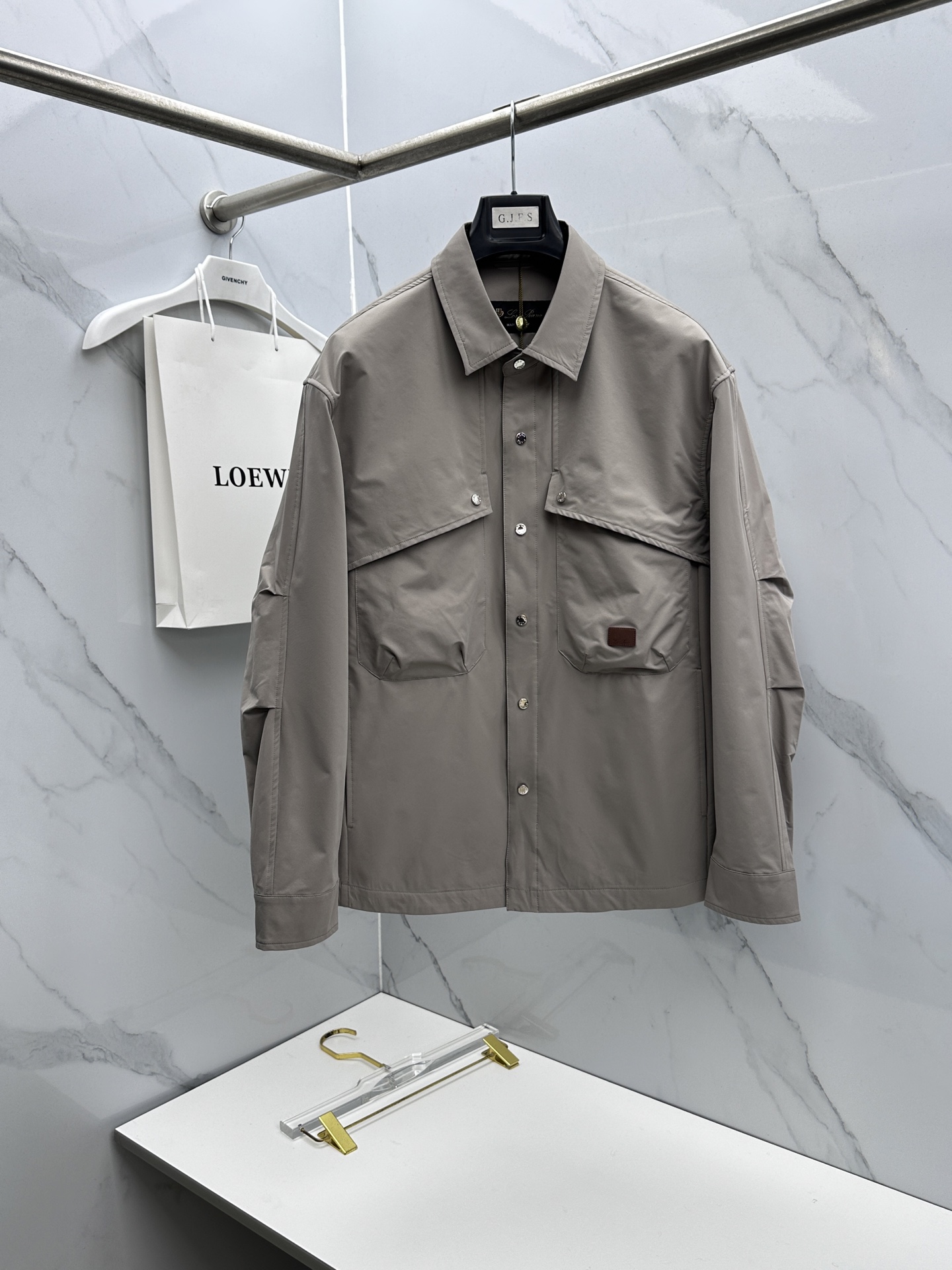 NO:735616,LP 1956 early spring light luxury series, the latest fashionable lapel jacket. Every detail shows craftsmanship. The design changes of high-end structural tailoring are enough to show the diverse image changes of men. Slim and neat, tailored to meet the popular multi-layered wear. Customized buckles, unique. All-match style for life. Complete with three standards. Boutique shipment hs size M-3XL, loro piana, jackets & coats, jackets & coats,19860909LP 1956早春轻奢系列,最新时尚翻领夹克外套..处处细节显工艺足够的高级结构性剪裁的设计改变来展现男士多样的形象变化,修身利落、剪裁合体,满足时下正流行的多层次穿搭,定制钉扣,独一无二.生活百搭款式 三标齐全 精品出货hs 尺码M-3XL,,loro piana,jackets & coats,jackets & coats,,Men's clothing