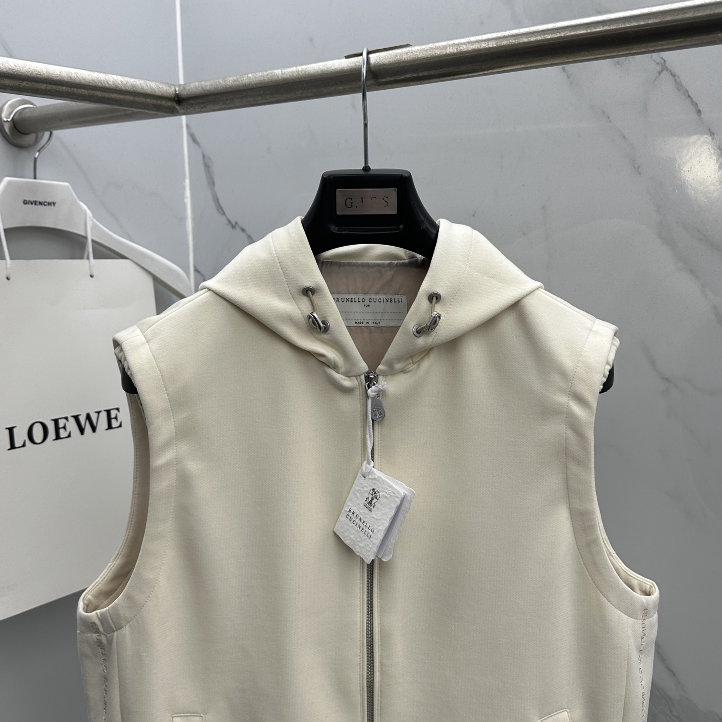 🆕BC 2026早春轻奢休闲系列，最新时尚连帽马甲外套.双侧对称字母刺绣.处处细节显工艺足够的高级.结构