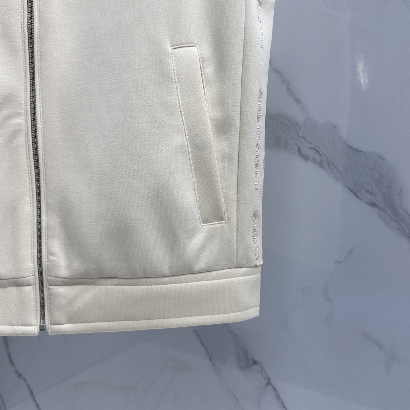 🆕BC 2026早春轻奢休闲系列，最新时尚连帽马甲外套.双侧对称字母刺绣.处处细节显工艺足够的高级.结构