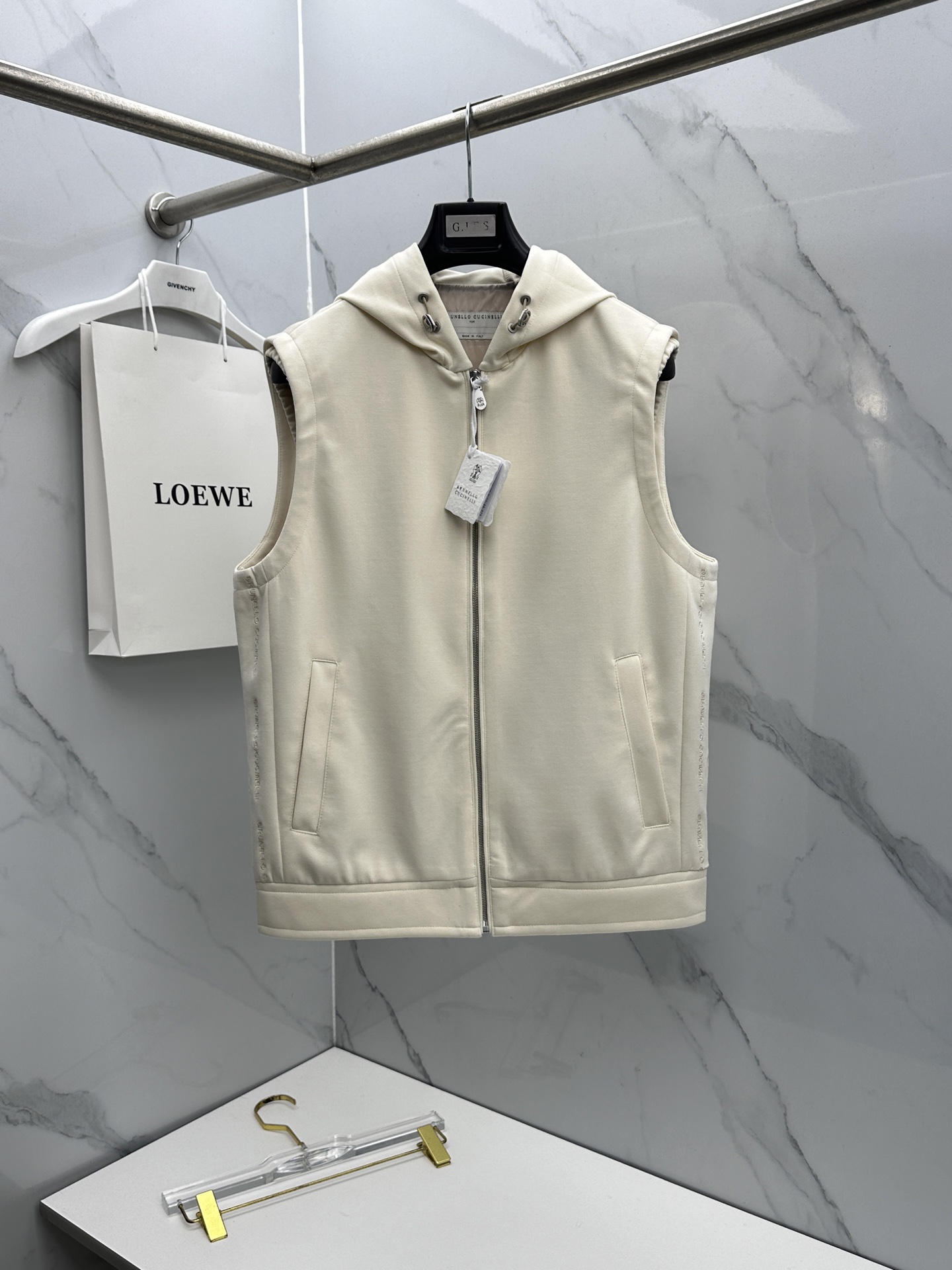 🆕BC 2026早春轻奢休闲系列，最新时尚连帽马甲外套.双侧对称字母刺绣.处处细节显工艺足够的高级.结构