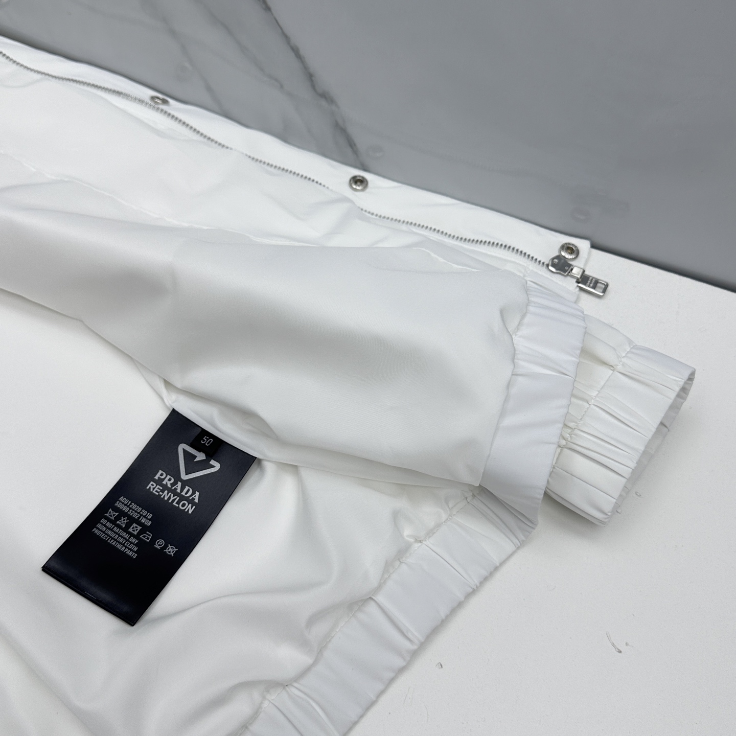 🆕Prada普拉达 2026早春休闲系列，最新时尚立领夹克外套.经典三角标志，处处细节显工艺足够的高级 