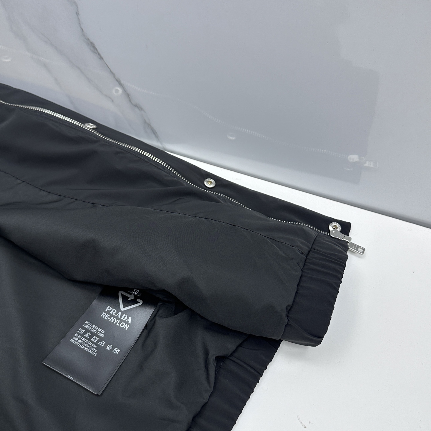 🆕Prada普拉达 2026早春休闲系列，最新时尚立领夹克外套.经典三角标志，处处细节显工艺足够的高级 