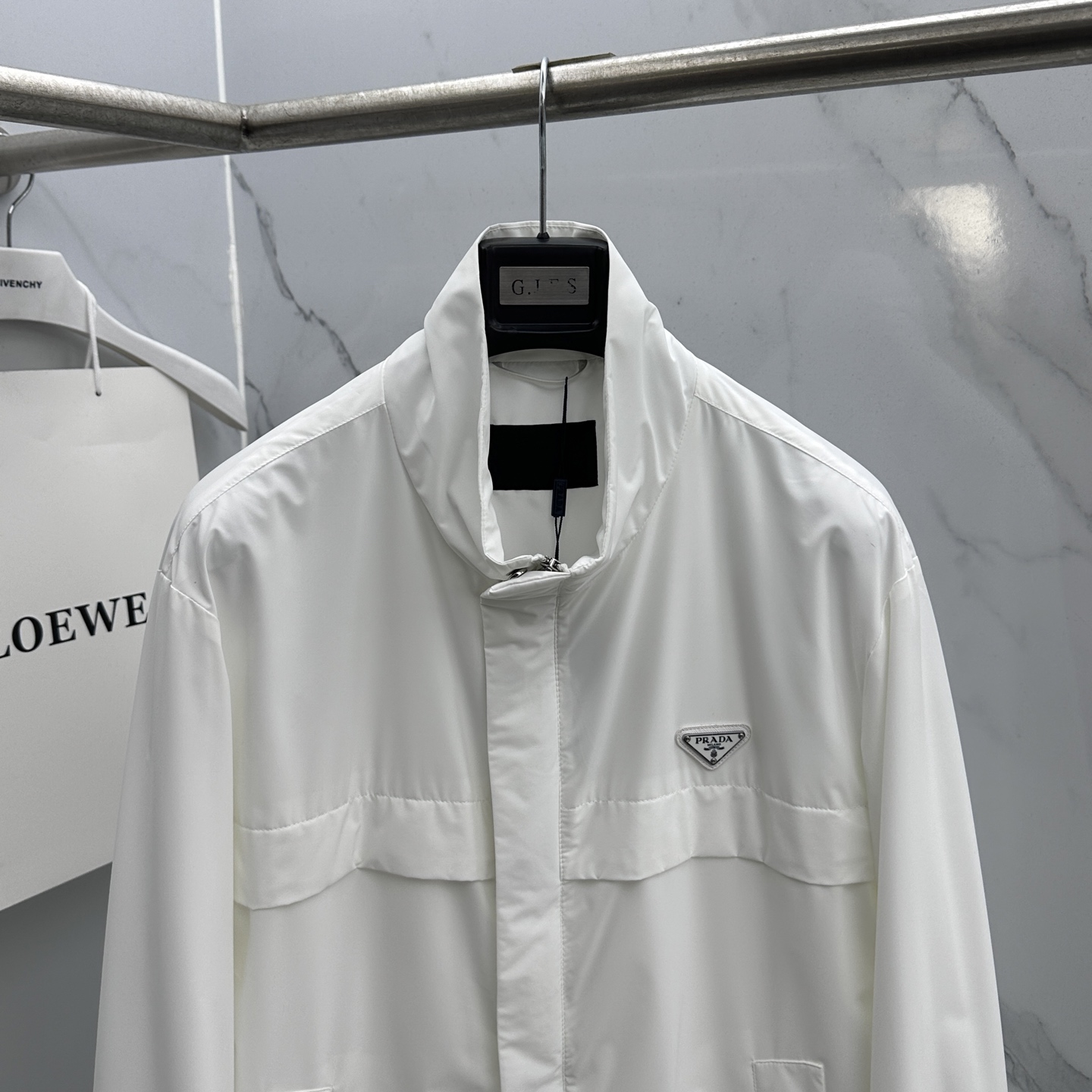 🆕Prada普拉达 2026早春休闲系列，最新时尚立领夹克外套.经典三角标志，处处细节显工艺足够的高级 