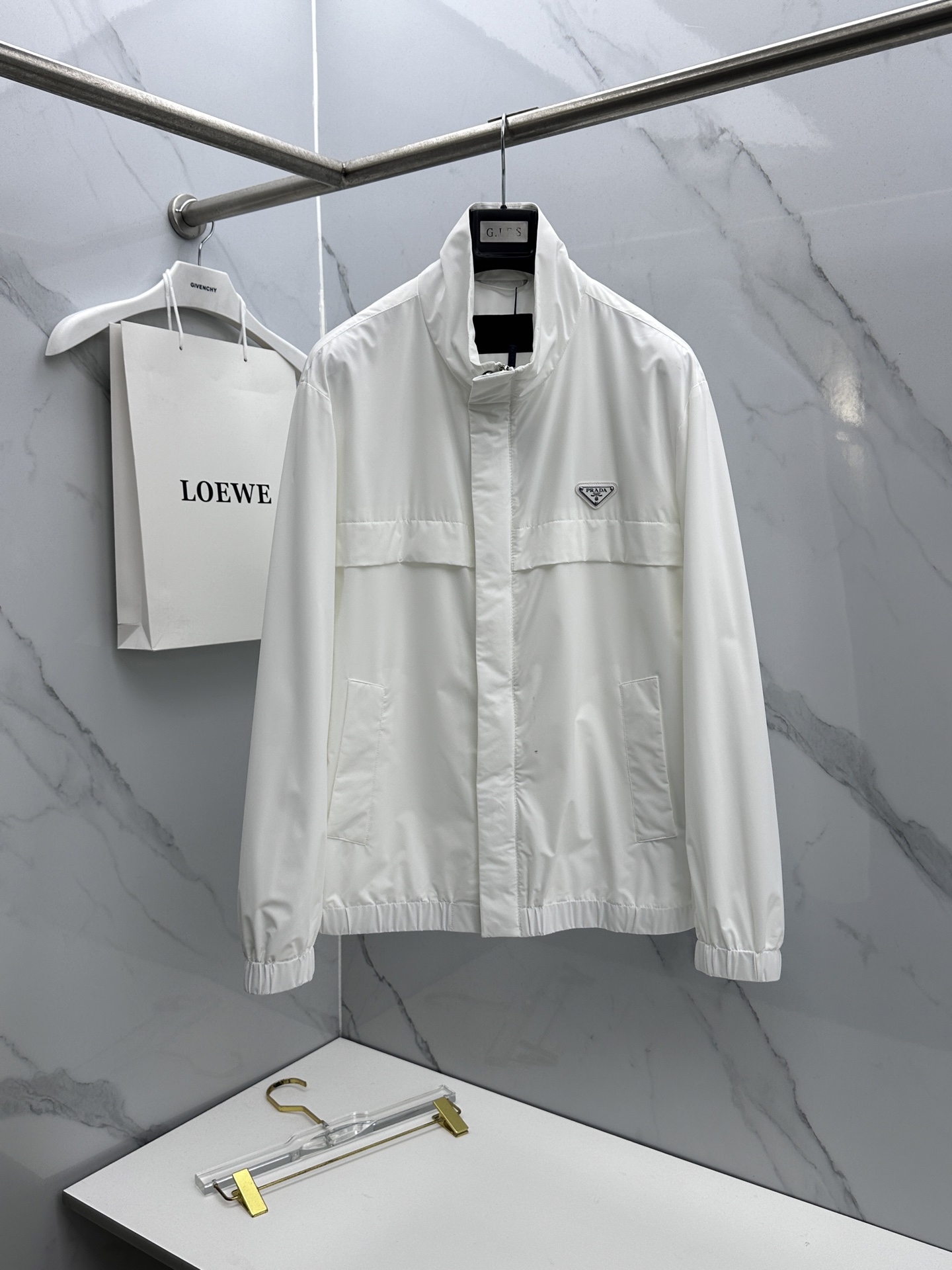 🆕Prada普拉达 2026早春休闲系列，最新时尚立领夹克外套.经典三角标志，处处细节显工艺足够的高级 