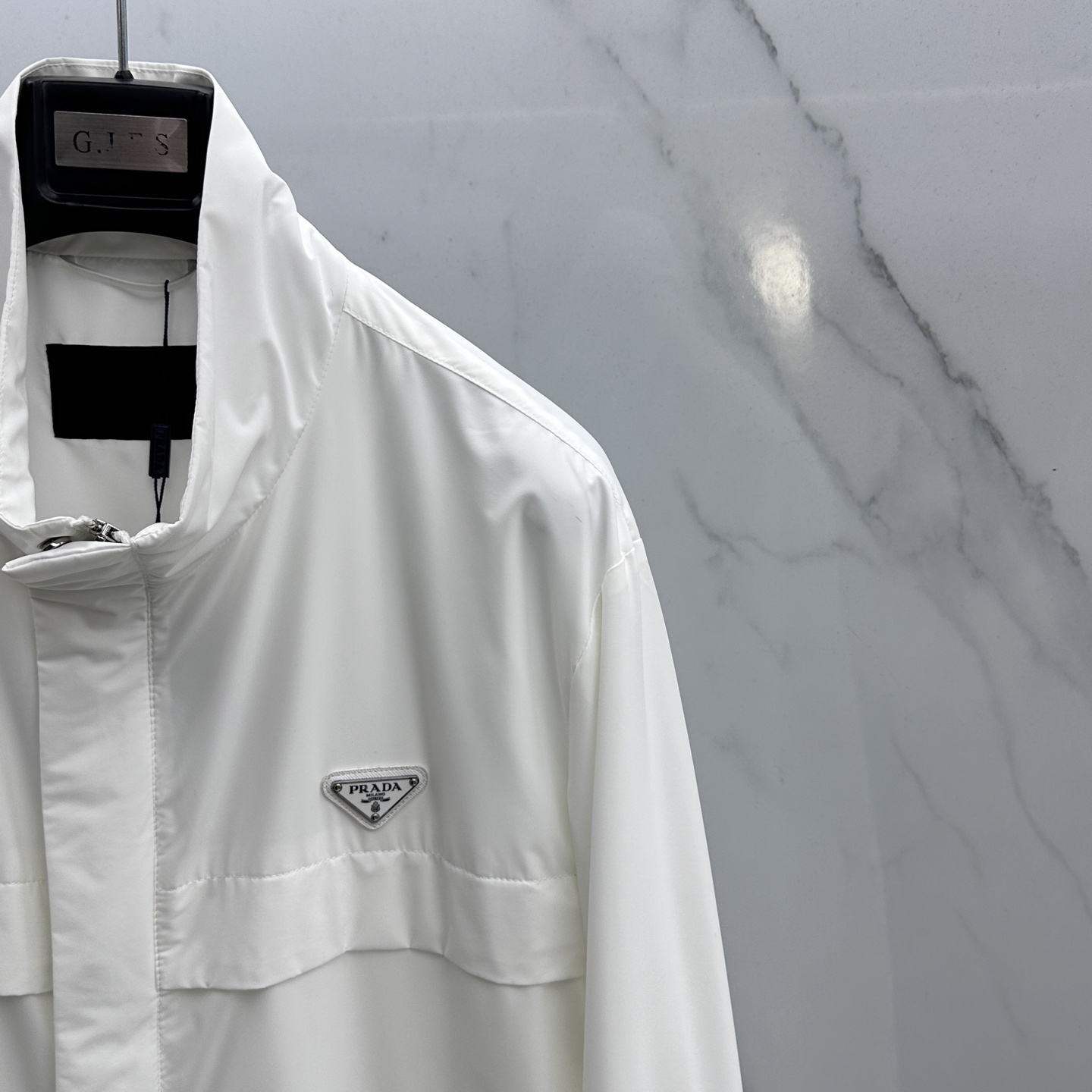 🆕Prada普拉达 2026早春休闲系列，最新时尚立领夹克外套.经典三角标志，处处细节显工艺足够的高级 
