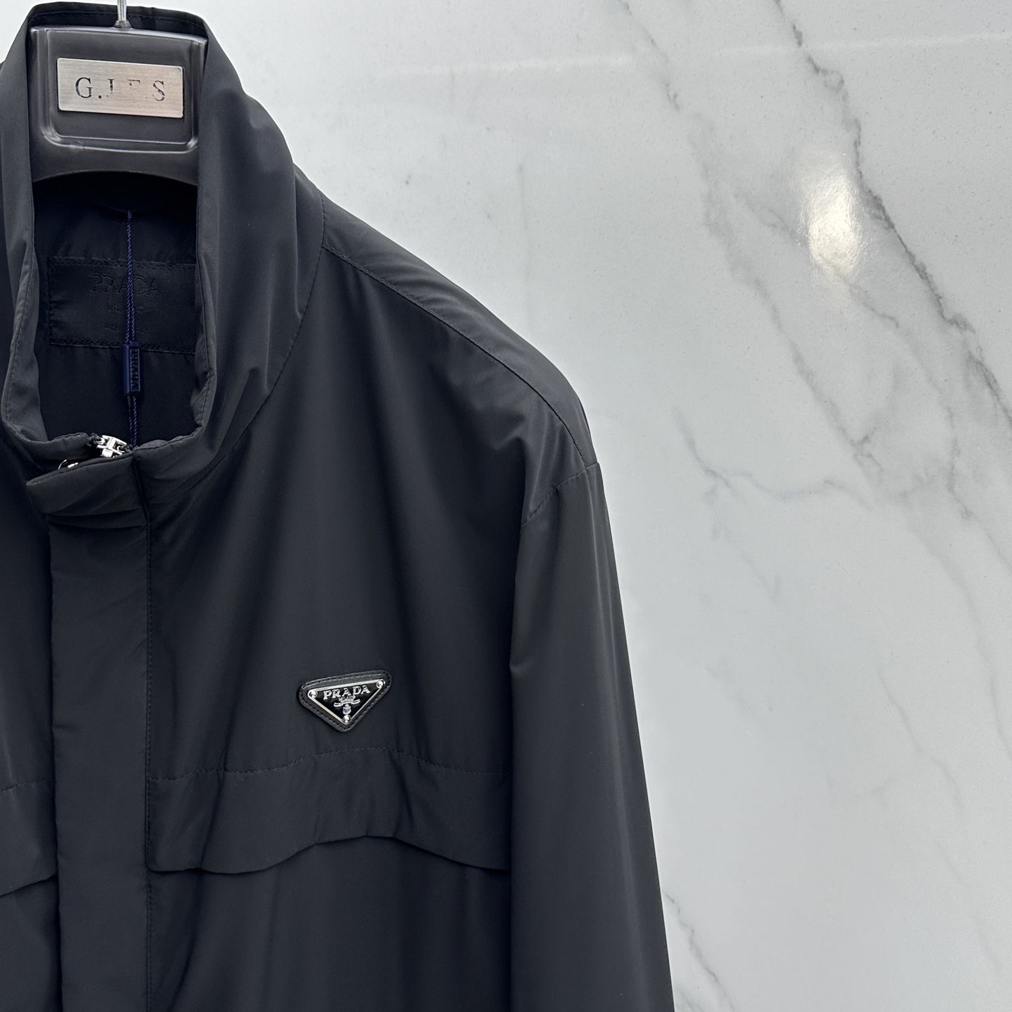 🆕Prada普拉达 2026早春休闲系列，最新时尚立领夹克外套.经典三角标志，处处细节显工艺足够的高级 