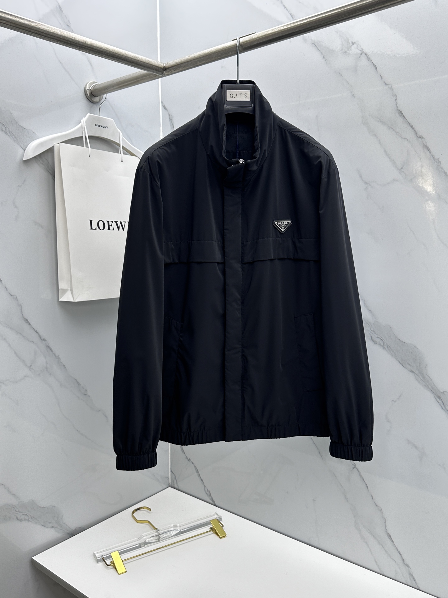 🆕Prada普拉达 2026早春休闲系列，最新时尚立领夹克外套.经典三角标志，处处细节显工艺足够的高级 