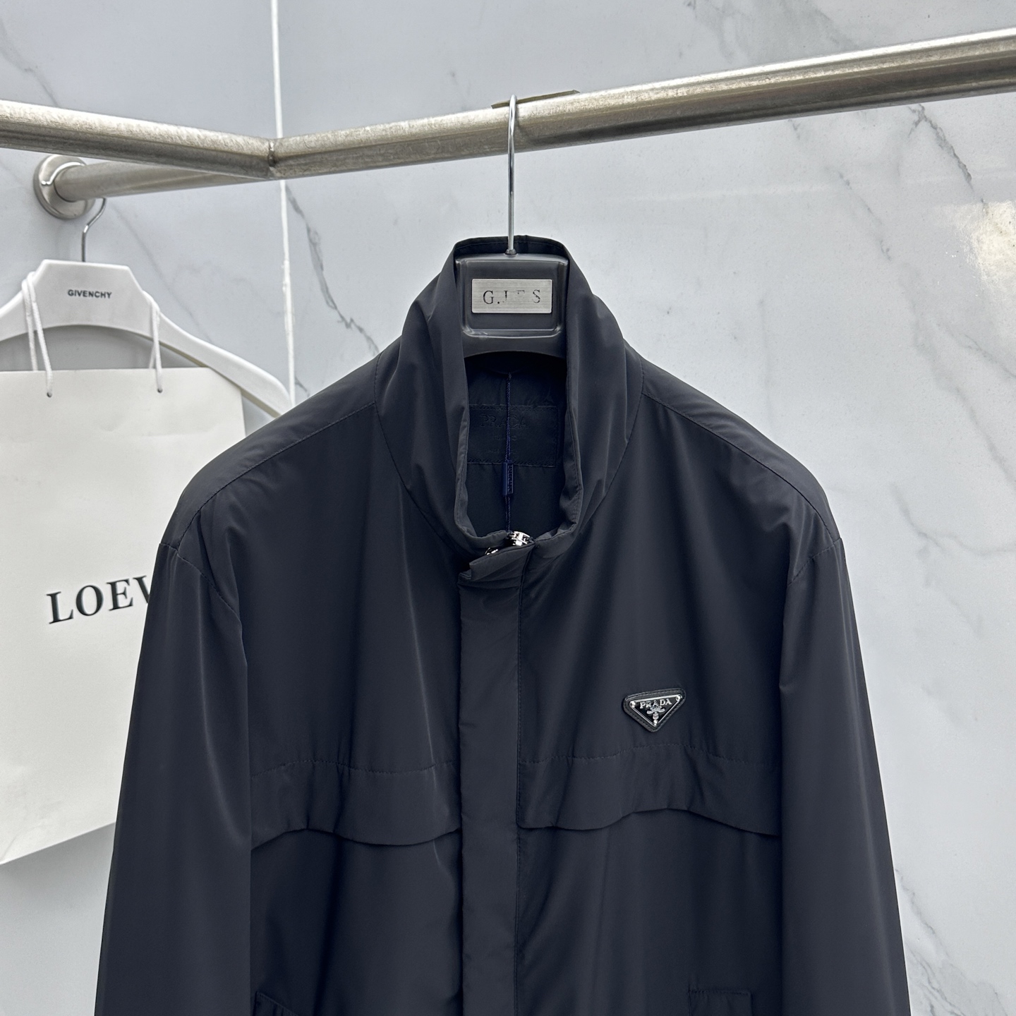 🆕Prada普拉达 2026早春休闲系列，最新时尚立领夹克外套.经典三角标志，处处细节显工艺足够的高级 