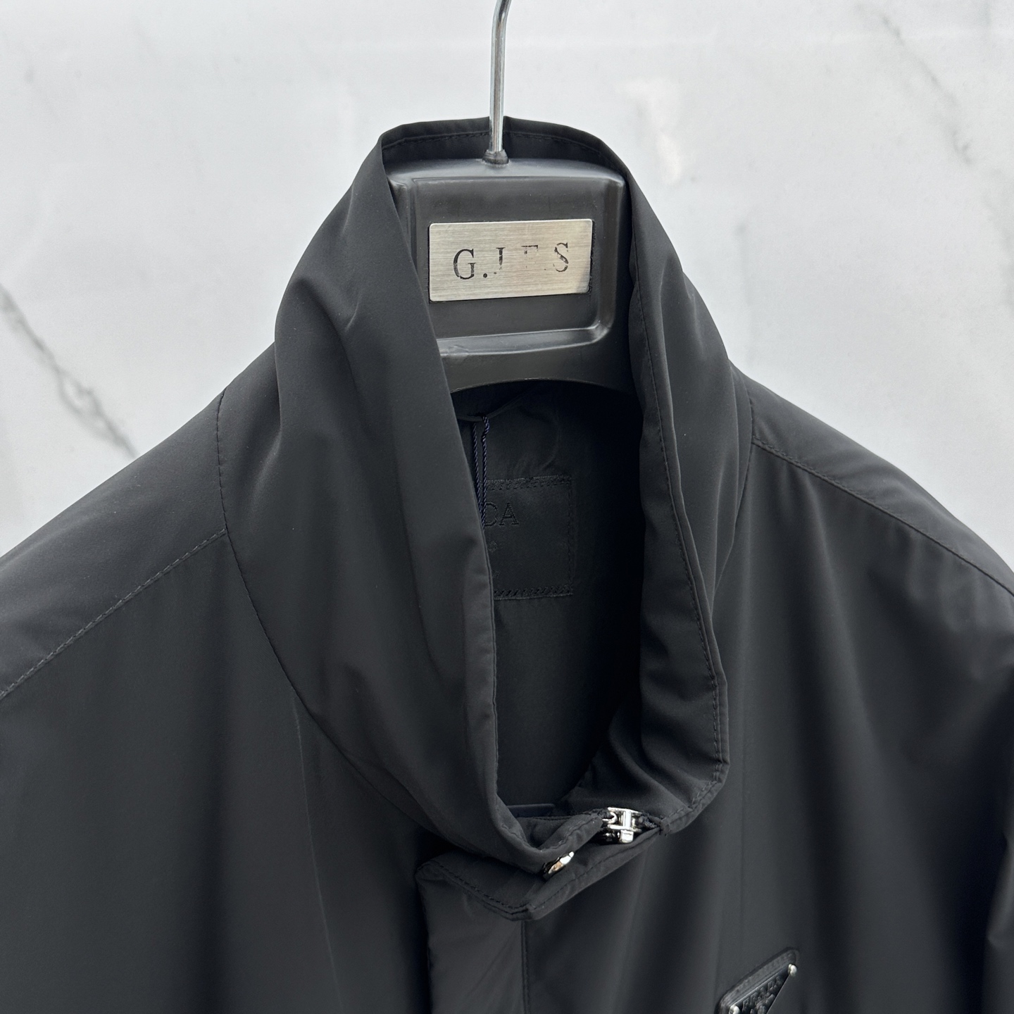 🆕Prada普拉达 2026早春休闲系列，最新时尚立领夹克外套.经典三角标志，处处细节显工艺足够的高级 