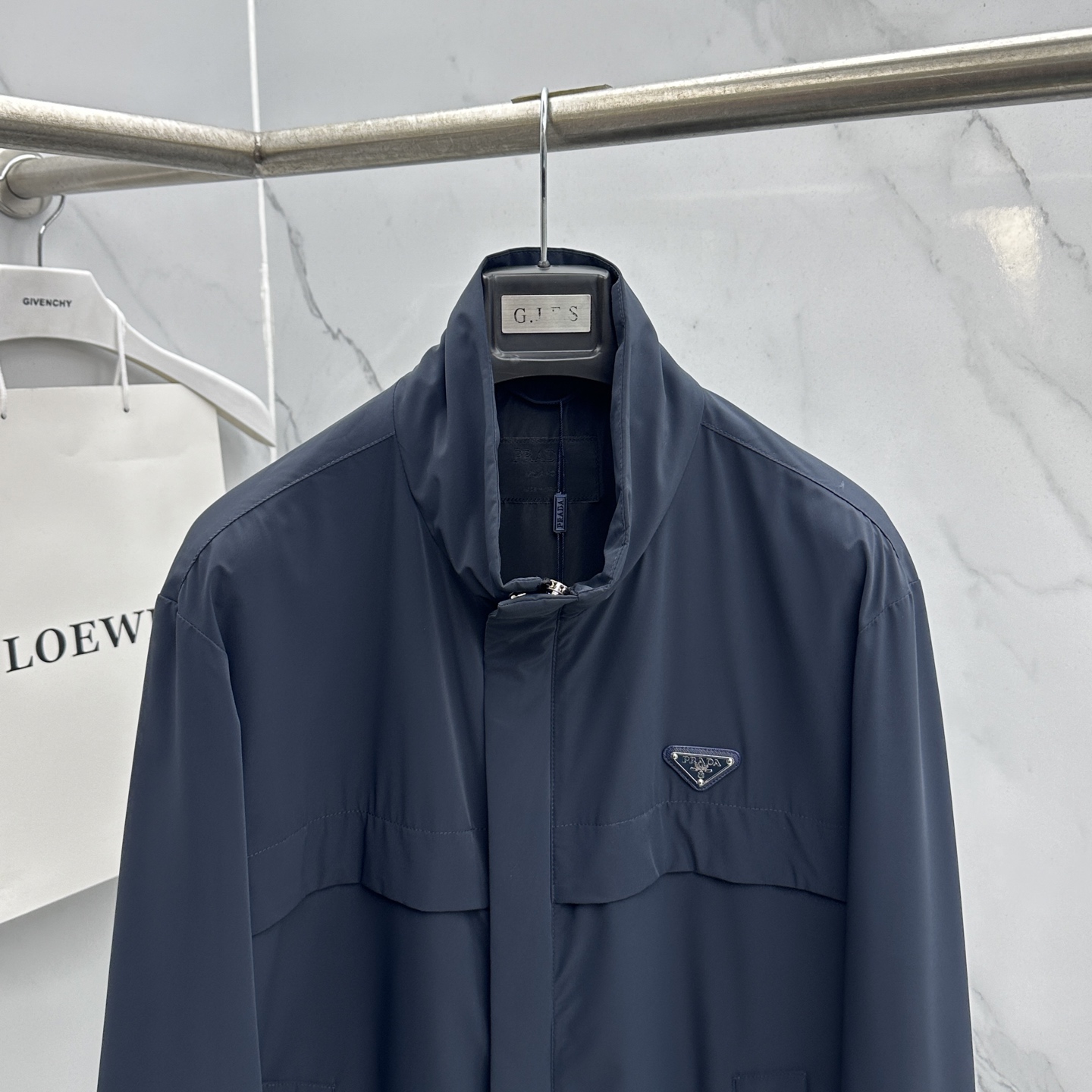 🆕Prada普拉达 2026早春休闲系列，最新时尚立领夹克外套.经典三角标志，处处细节显工艺足够的高级 