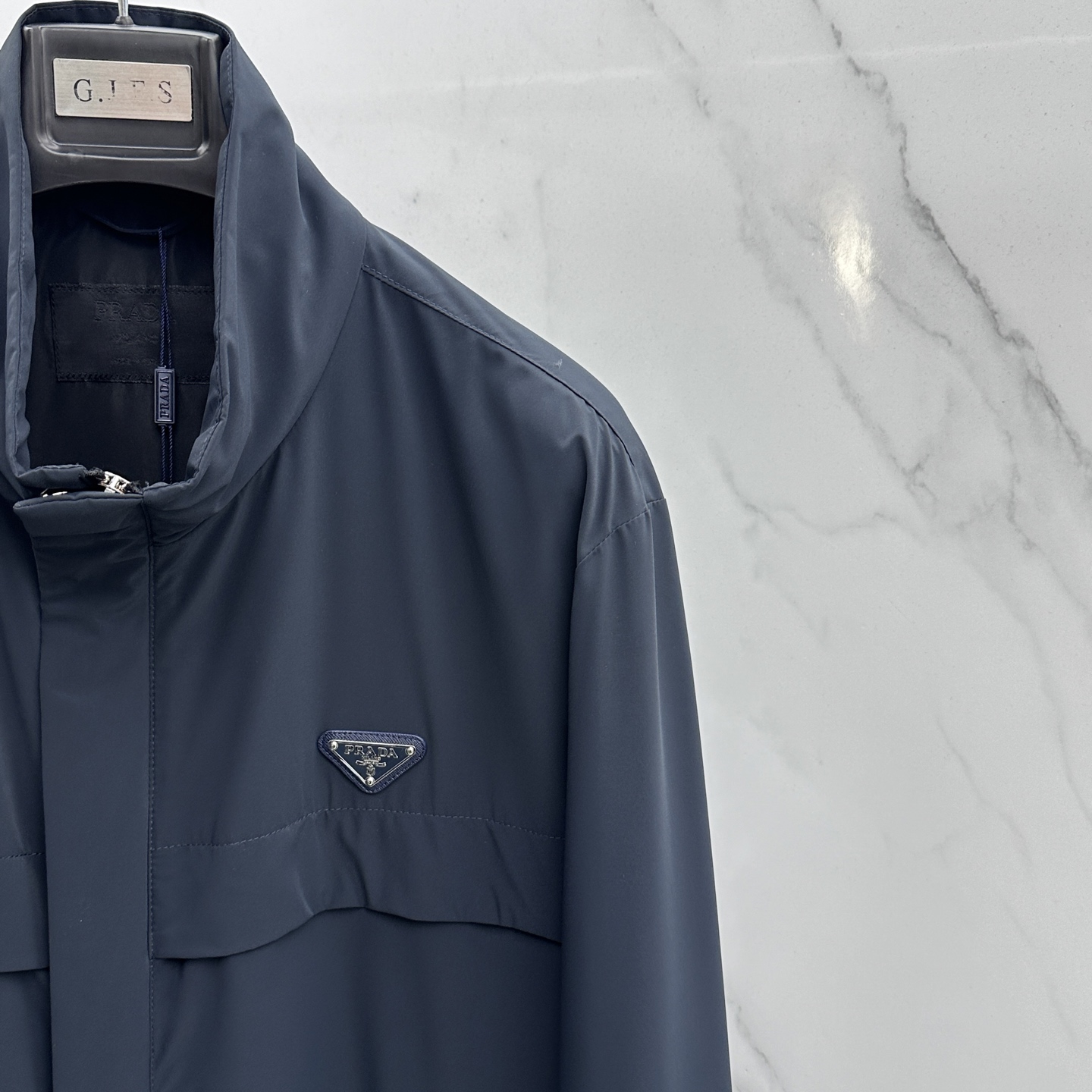 🆕Prada普拉达 2026早春休闲系列，最新时尚立领夹克外套.经典三角标志，处处细节显工艺足够的高级 