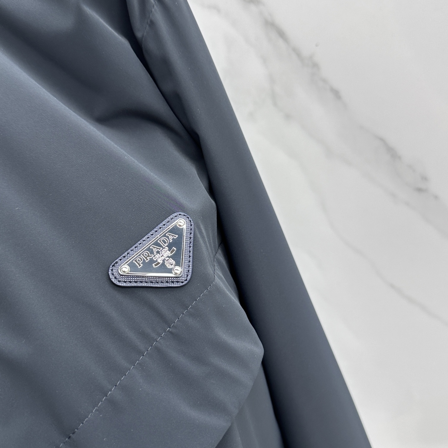 🆕Prada普拉达 2026早春休闲系列，最新时尚立领夹克外套.经典三角标志，处处细节显工艺足够的高级 