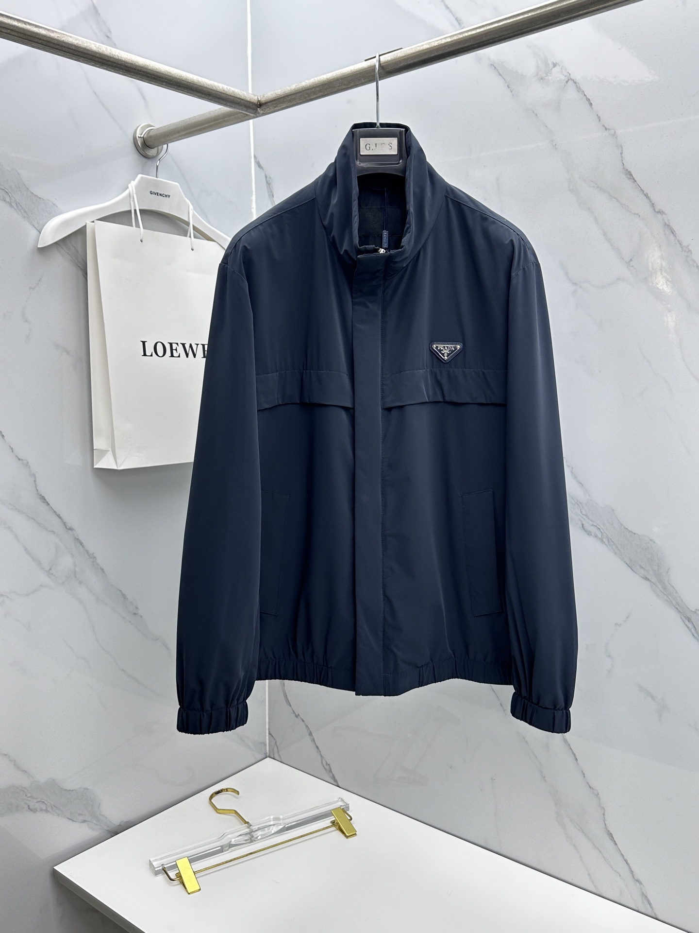 🆕Prada普拉达 2026早春休闲系列，最新时尚立领夹克外套.经典三角标志，处处细节显工艺足够的高级 