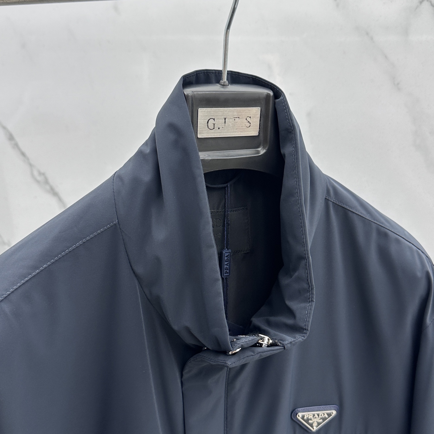 🆕Prada普拉达 2026早春休闲系列，最新时尚立领夹克外套.经典三角标志，处处细节显工艺足够的高级 