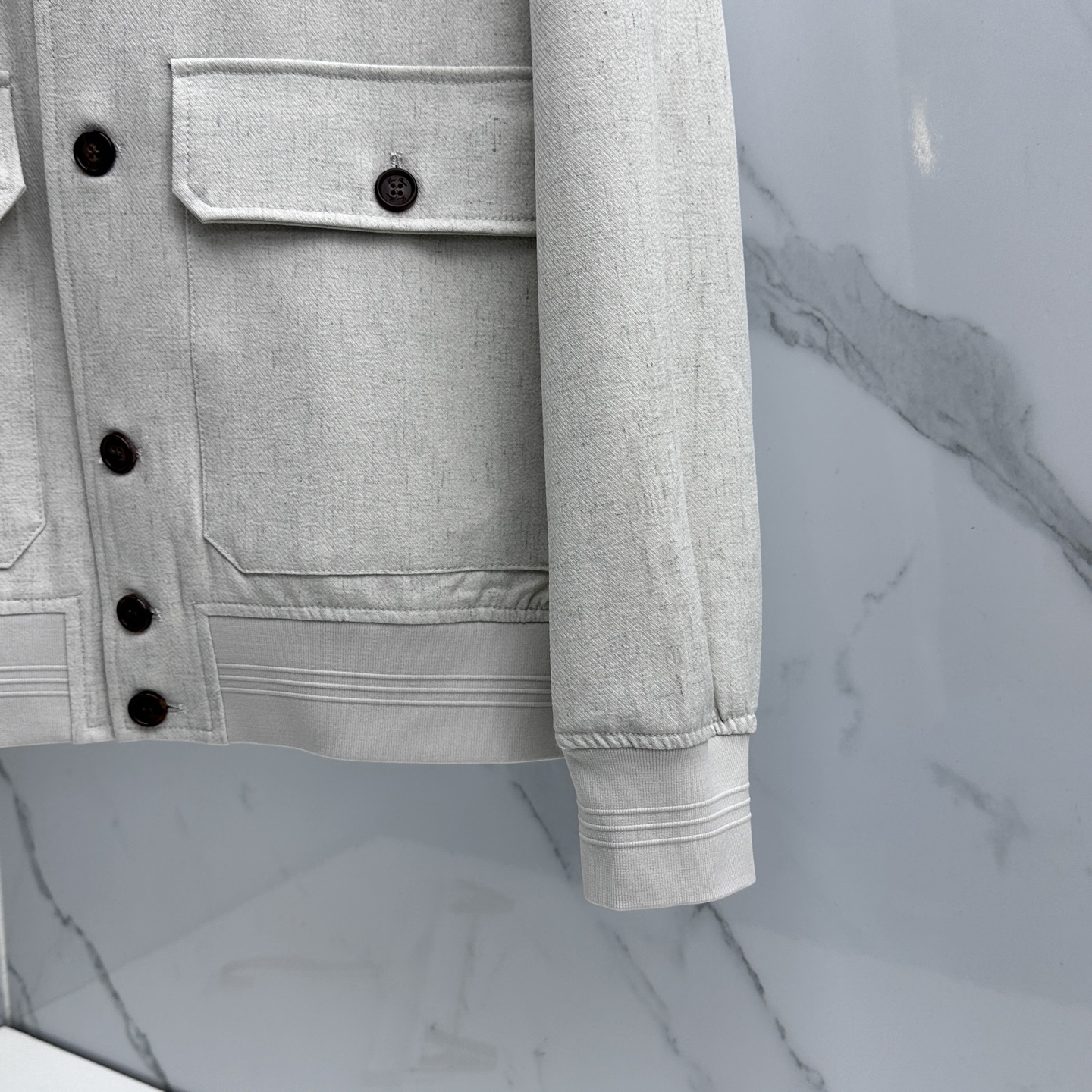 🆕Loro Piana 1916早春轻奢老钱风系列，最新时尚排扣立领夹克外套.简约不单一，处处细节显工艺