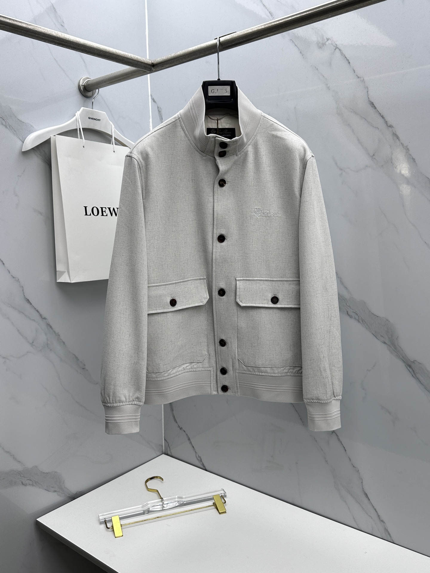 🆕Loro Piana 1916早春轻奢老钱风系列，最新时尚排扣立领夹克外套.简约不单一，处处细节显工艺