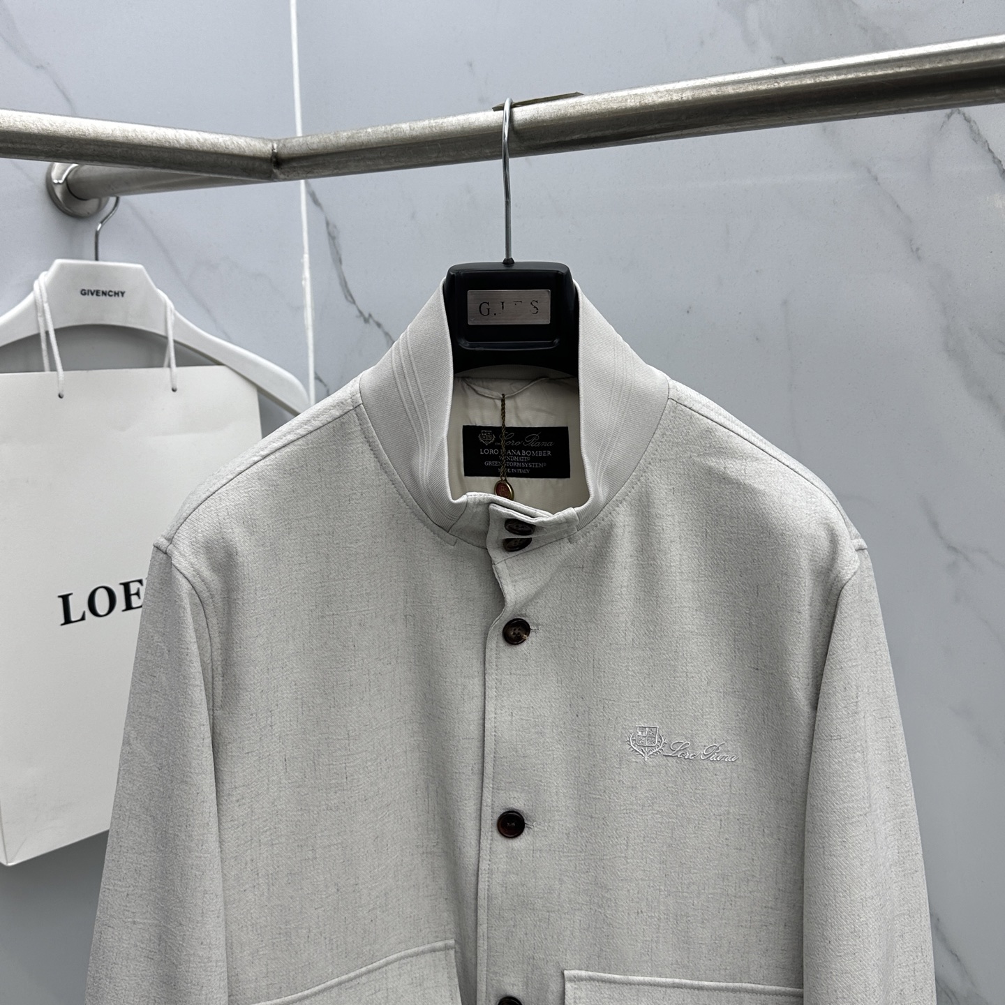 🆕Loro Piana 1916早春轻奢老钱风系列，最新时尚排扣立领夹克外套.简约不单一，处处细节显工艺