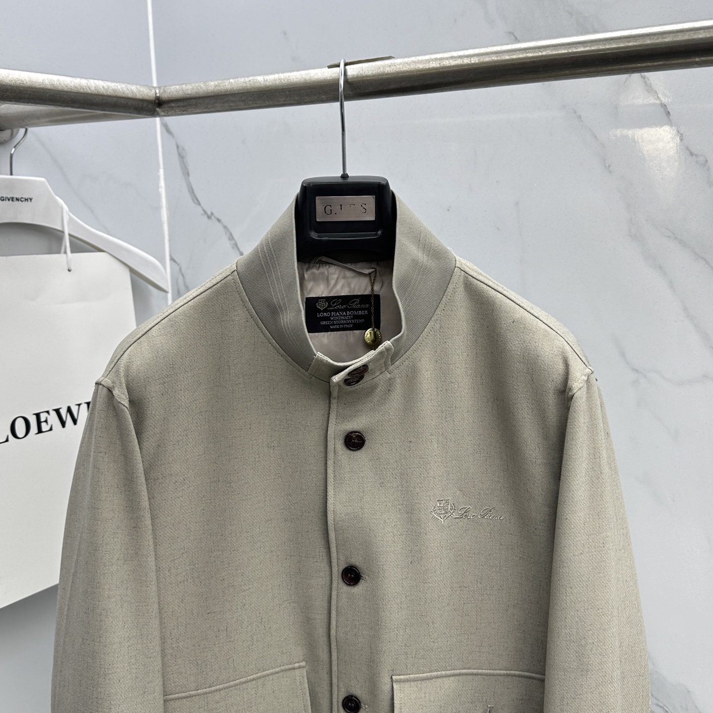 🆕Loro Piana 1916早春轻奢老钱风系列，最新时尚排扣立领夹克外套.简约不单一，处处细节显工艺