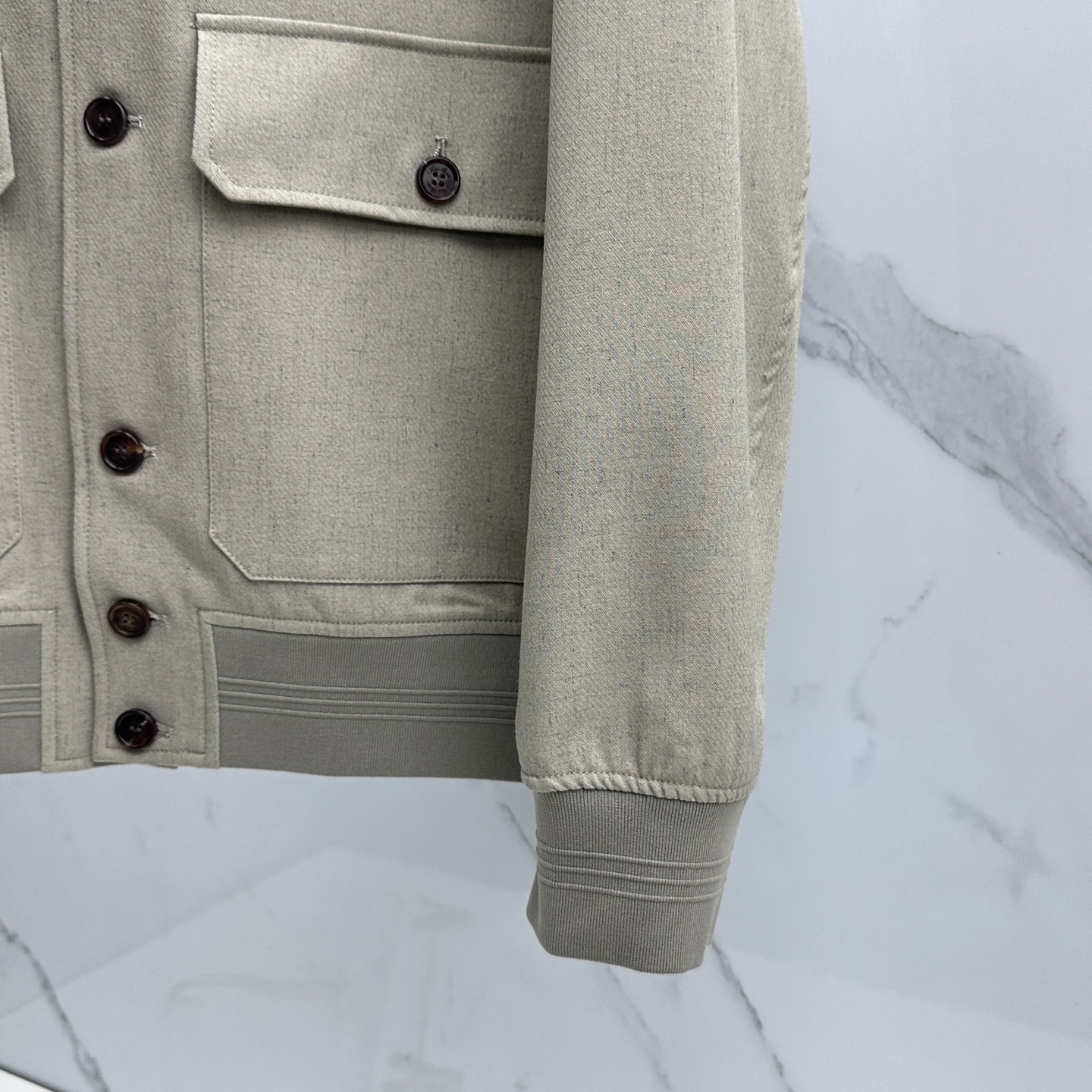 🆕Loro Piana 1916早春轻奢老钱风系列，最新时尚排扣立领夹克外套.简约不单一，处处细节显工艺