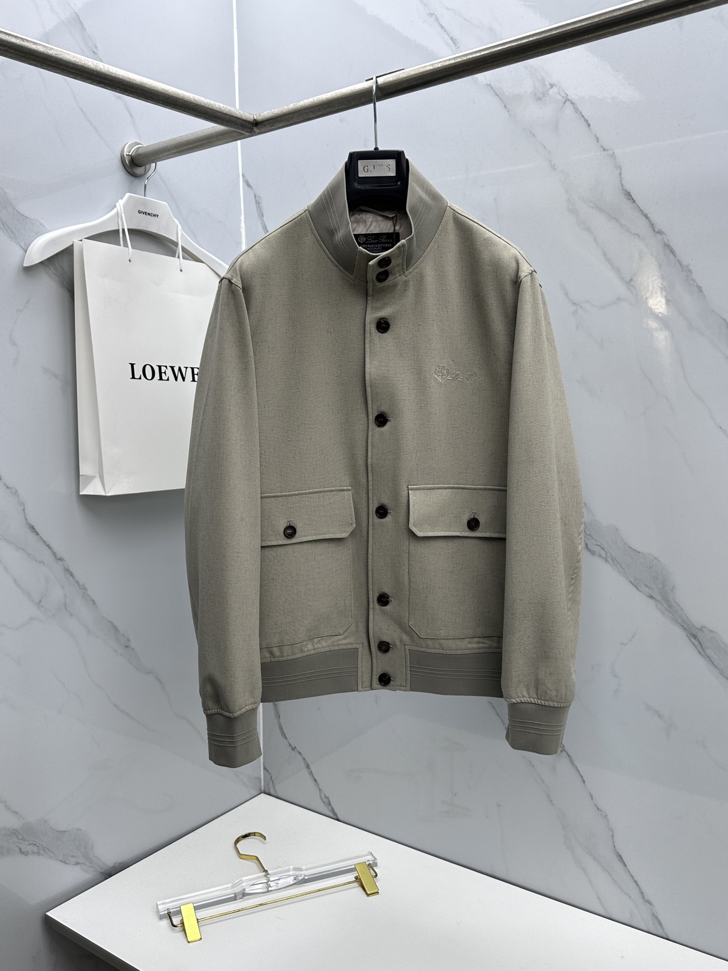 🆕Loro Piana 1916早春轻奢老钱风系列，最新时尚排扣立领夹克外套.简约不单一，处处细节显工艺