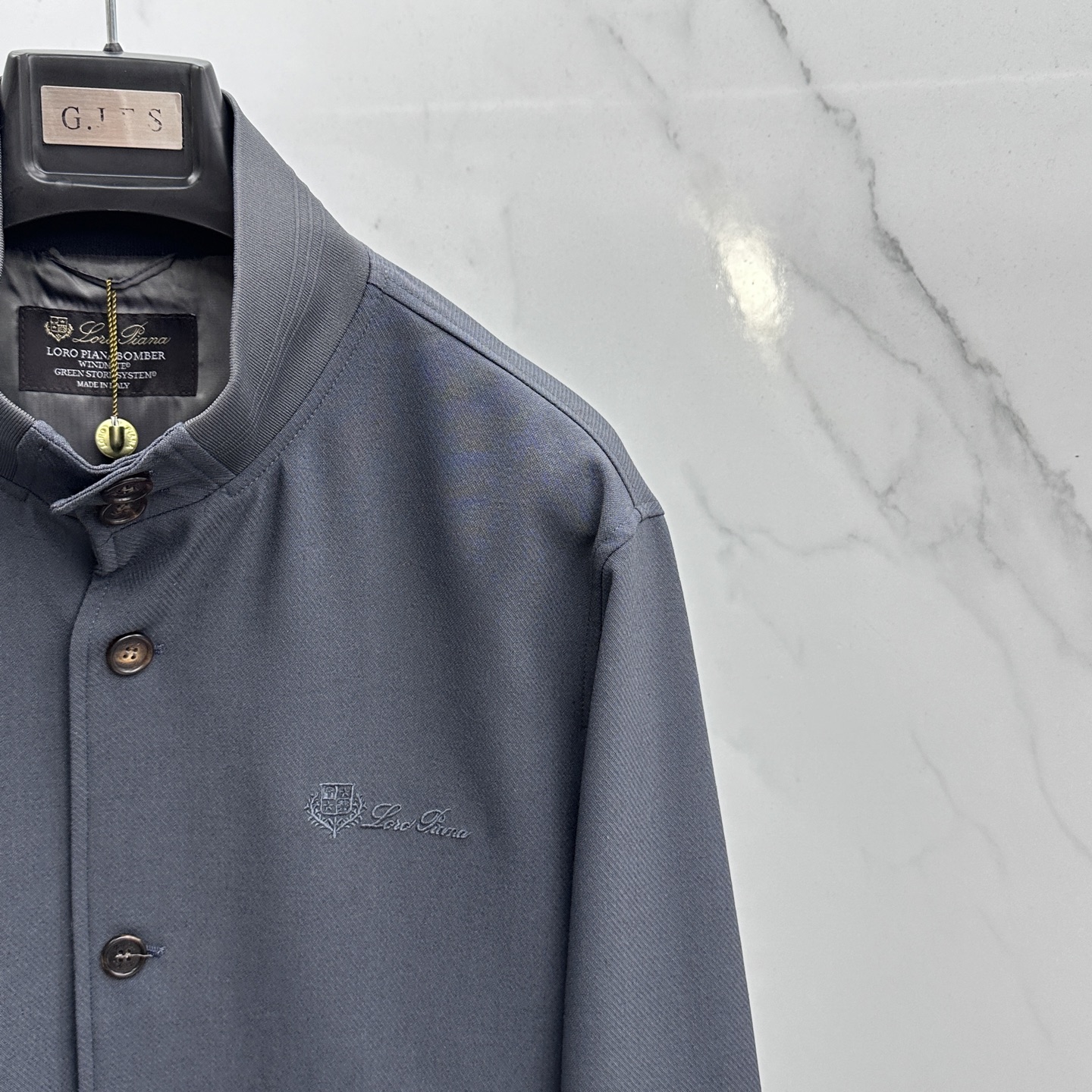 🆕Loro Piana 1916早春轻奢老钱风系列，最新时尚排扣立领夹克外套.简约不单一，处处细节显工艺