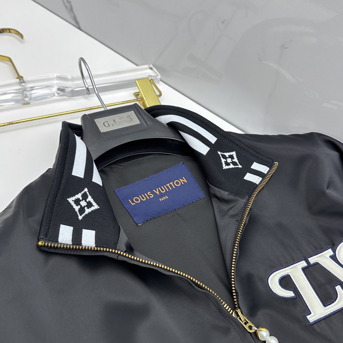 🆕LV路易威登 2026早春休闲系列，最新时尚立领夹克外套.大胆前卫的撞色设计，处处细节显工艺足够的高级