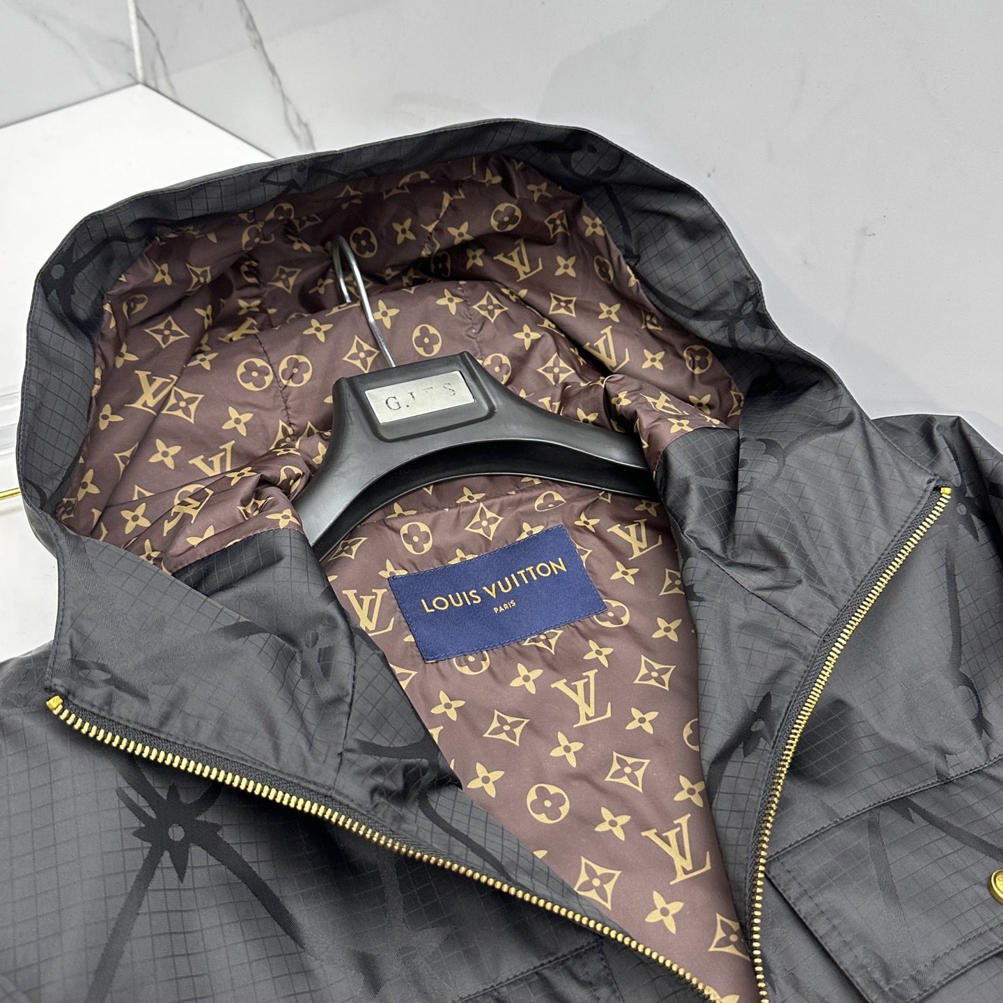 🆕LV路易威登 2026早春休闲系列，最新时尚连帽夹克外套.提花棉料，老花元素交叉提升整体的调性，处处细