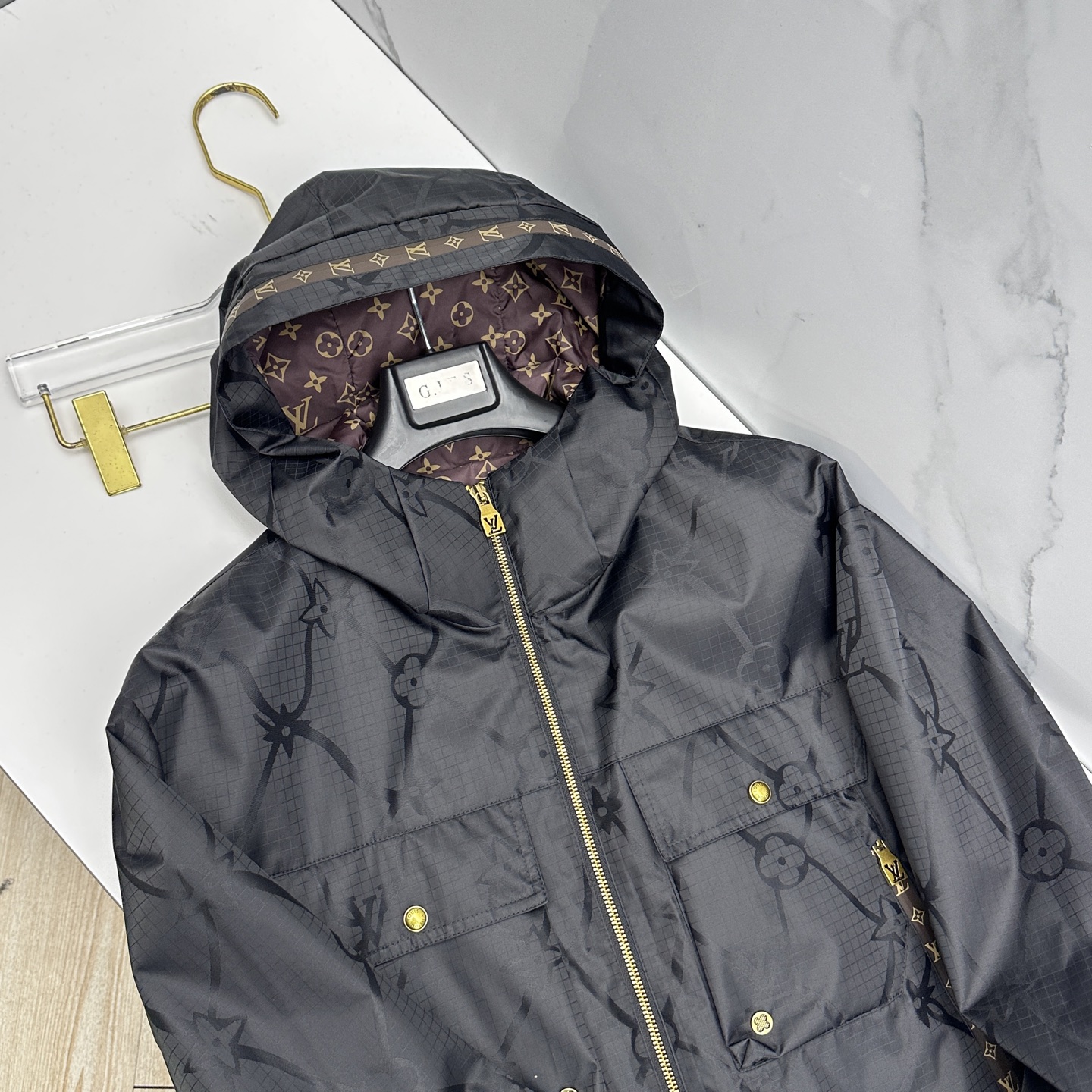 🆕LV路易威登 2026早春休闲系列，最新时尚连帽夹克外套.提花棉料，老花元素交叉提升整体的调性，处处细