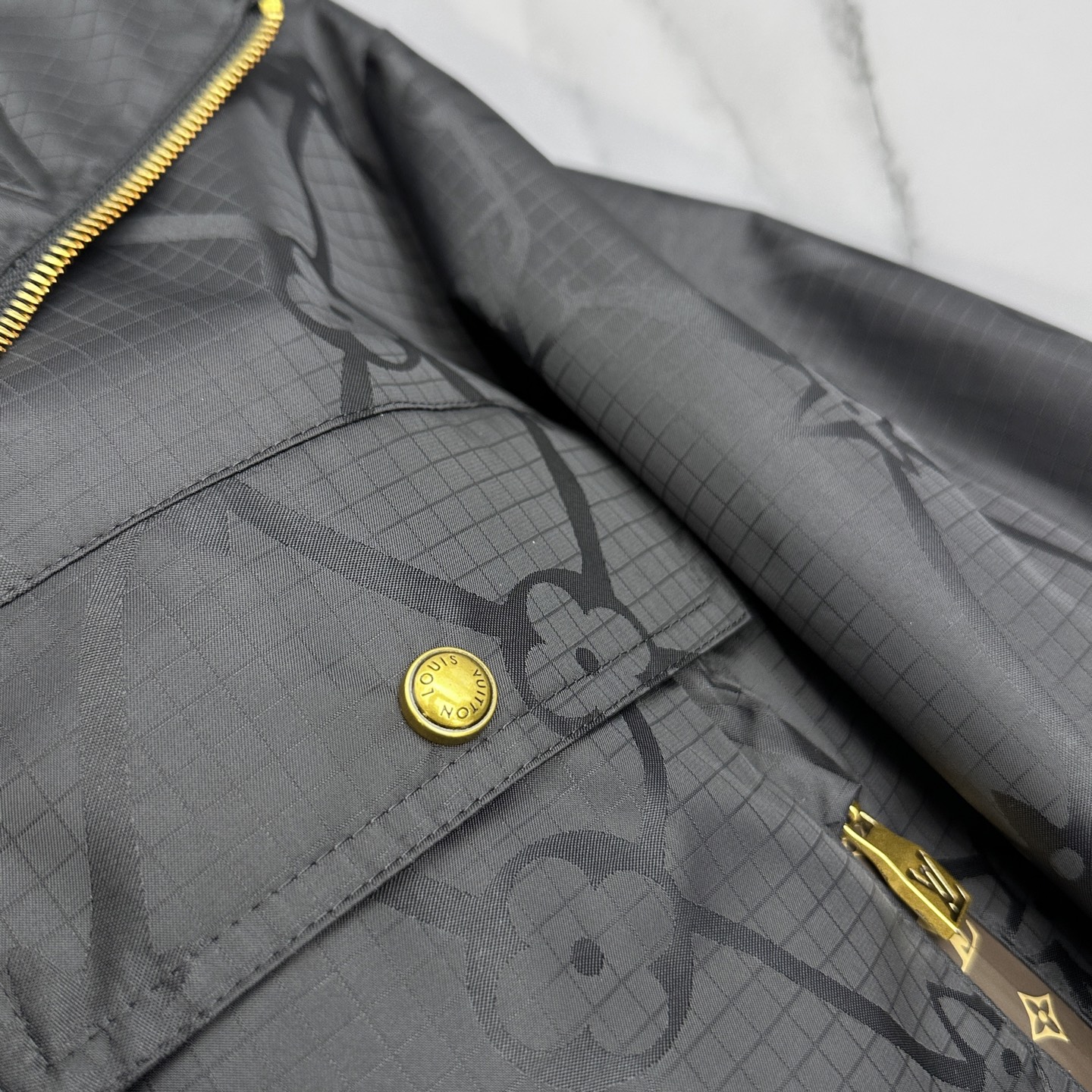 🆕LV路易威登 2026早春休闲系列，最新时尚连帽夹克外套.提花棉料，老花元素交叉提升整体的调性，处处细