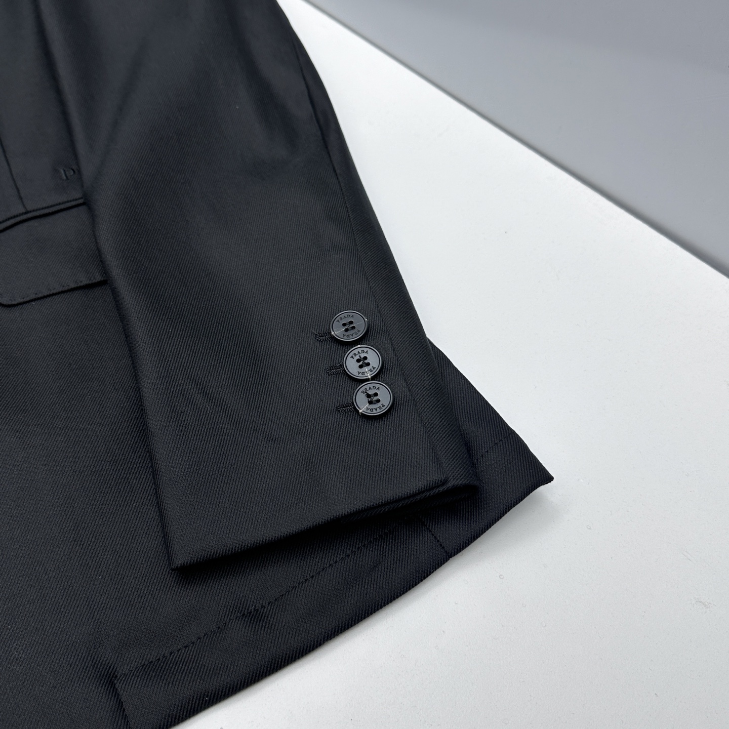 🆕Prada普拉达 2026早春系列，最新时尚男款西装外套.定织定染面料。简单素色 处处细节显工艺足够的