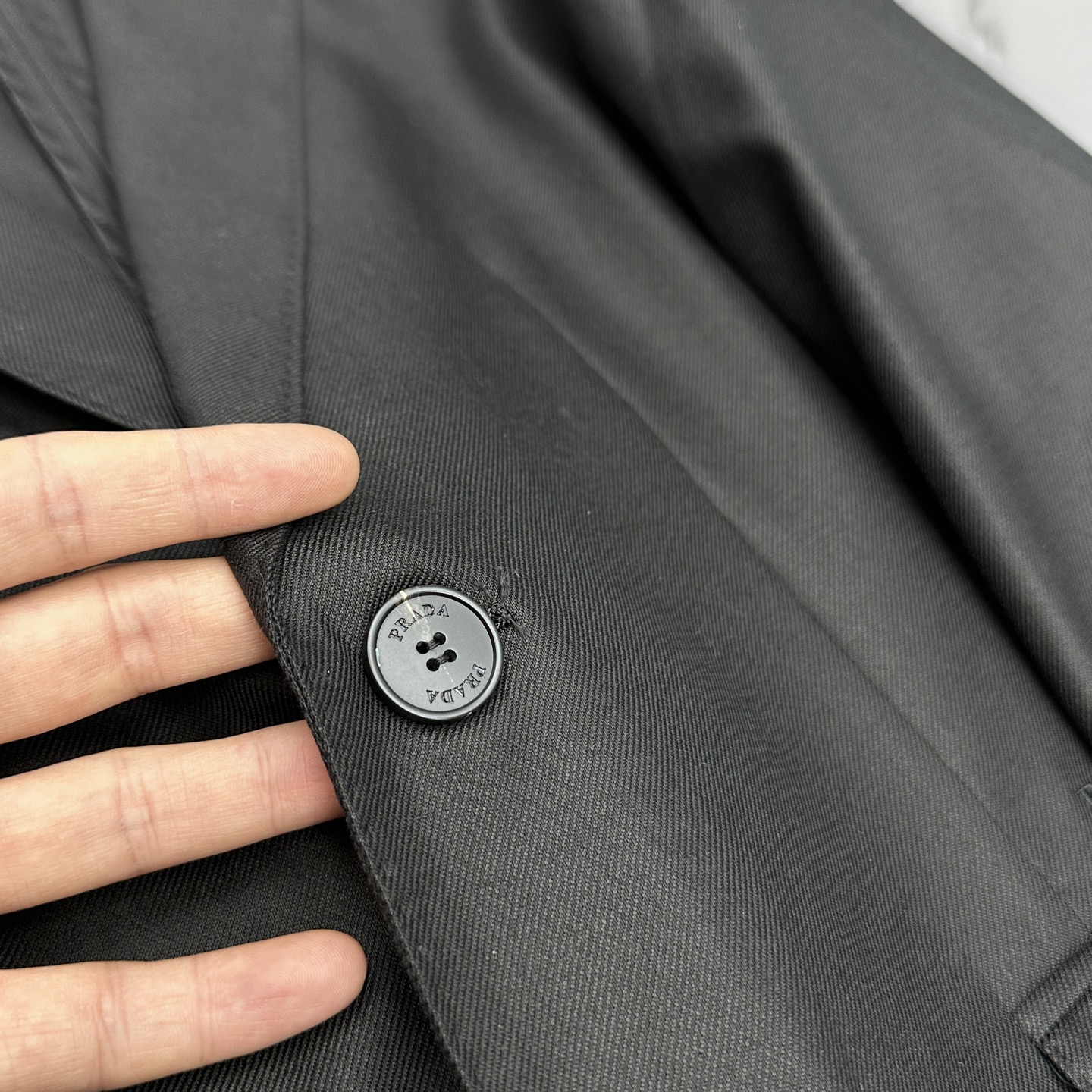 🆕Prada普拉达 2026早春系列，最新时尚男款西装外套.定织定染面料。简单素色 处处细节显工艺足够的