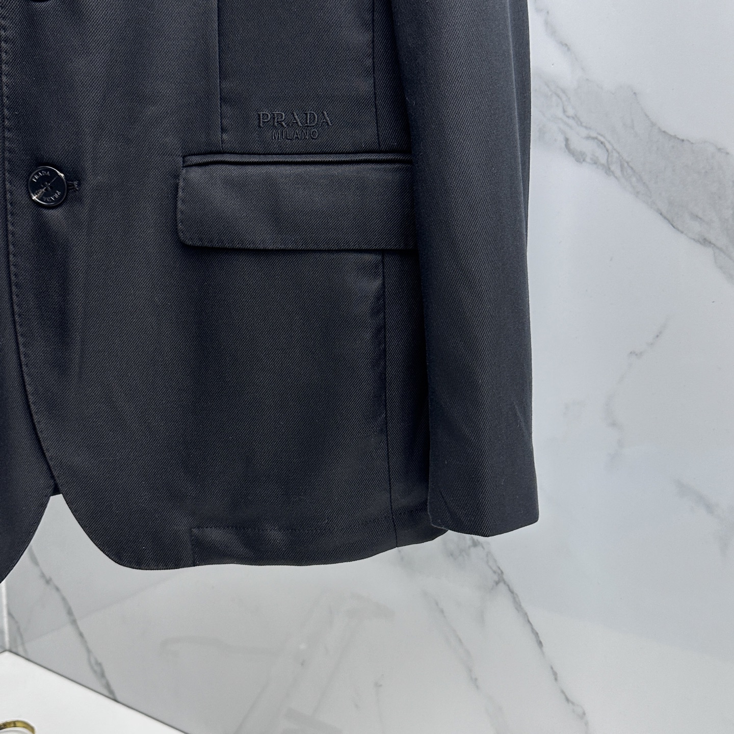 🆕Prada普拉达 2026早春系列，最新时尚男款西装外套.定织定染面料。简单素色 处处细节显工艺足够的