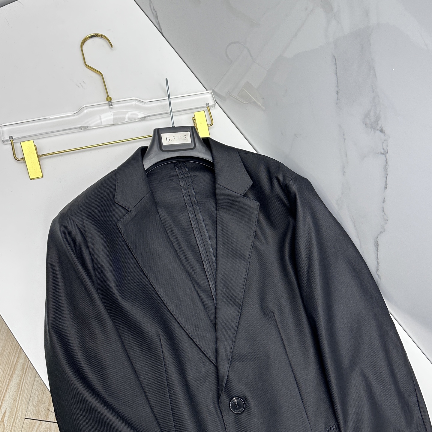 🆕Prada普拉达 2026早春系列，最新时尚男款西装外套.定织定染面料。简单素色 处处细节显工艺足够的