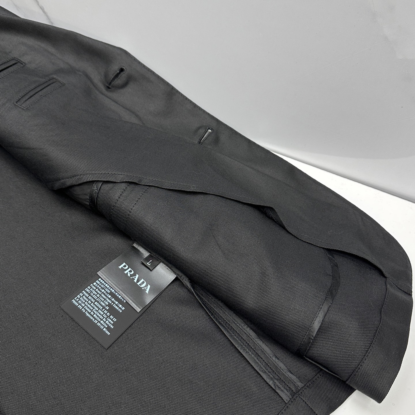 🆕Prada普拉达 2026早春系列，最新时尚男款西装外套.定织定染面料。简单素色 处处细节显工艺足够的