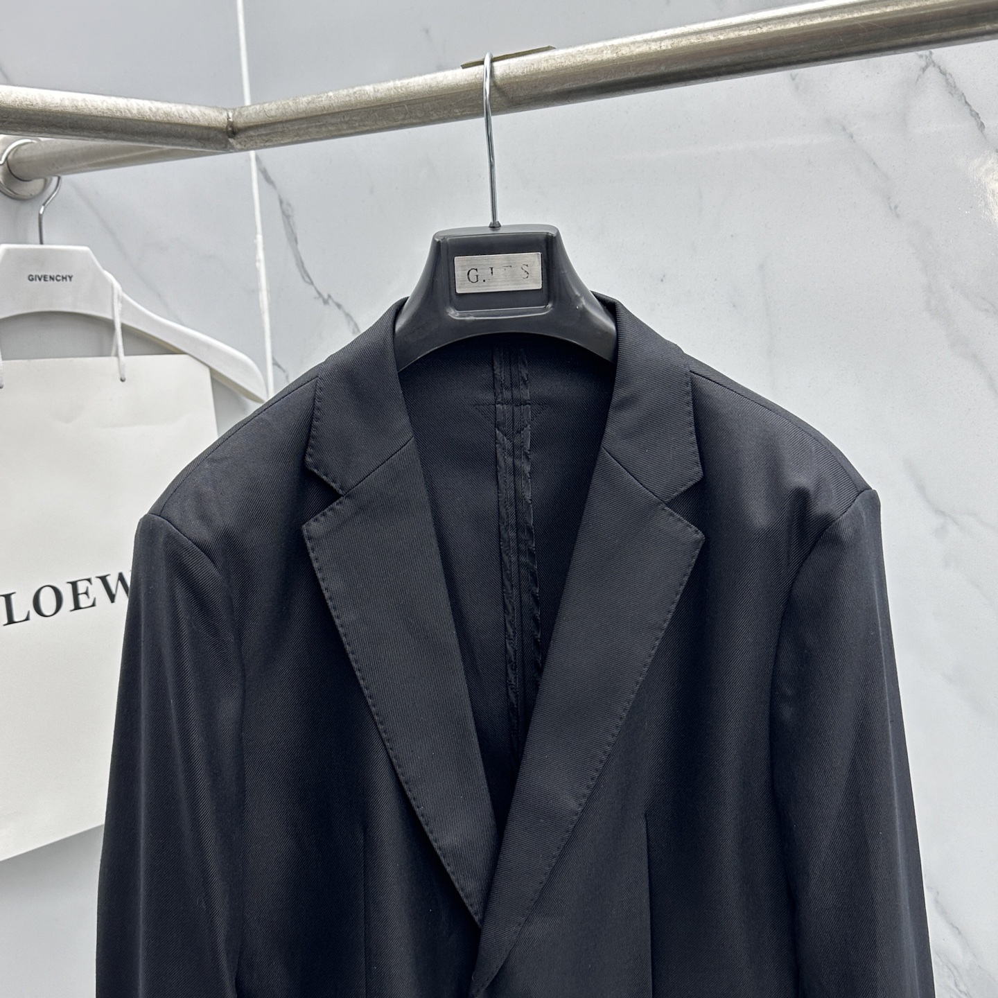 🆕Prada普拉达 2026早春系列，最新时尚男款西装外套.定织定染面料。简单素色 处处细节显工艺足够的