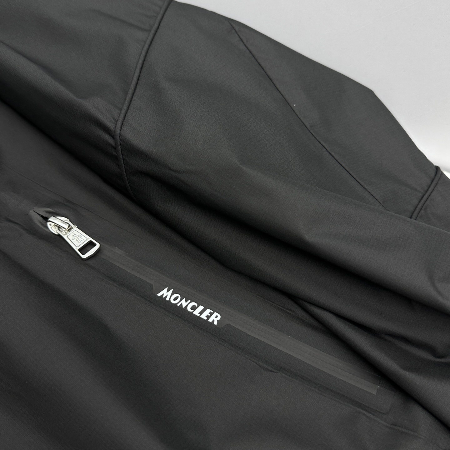 🆕Moncler蒙口 2026早春休闲系列，最新时尚立领夹克外套.处处细节显工艺足够的高级 结构性剪裁的