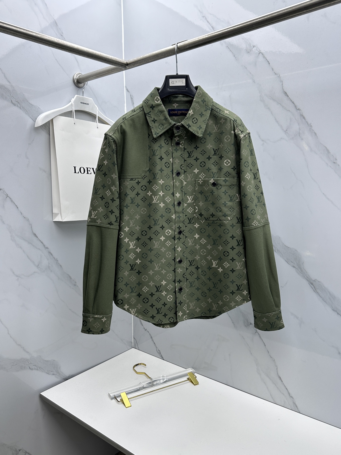 NO:733467,LouisVuitton·Louis Vuitton 2026 early spring casual series, the latest fashionable jacquard jacket denim jacket. Multi-edge splicing design, every detail shows craftsmanship, enough advanced structural tailoring design changes to show men's diverse image changes, slim and neat, tailored to meet the current popular multi-layered wear, custom-made buckles, unique. Versatile styles for life, three standard hs sizes M-3XL, louis vuitton, louis  vuitton,jackets & coats,jackets & coats,19860909LouisVuitton·路易威登 2026早春休闲系列,最新时尚提花夹克牛仔外套.多边幅拼接设计,处处细节显工艺足够的高级结构性剪裁的设计改变来展现男士多样的形象变化,修身利落、剪裁合体,满足时下正流行的多层次穿搭,定制钉扣,独一无二.生活百搭款式 三标齐全hs 尺码M-3XL,,louis vuitton,louis vuitton,jackets & coats,jackets & coats,,Men's clothing