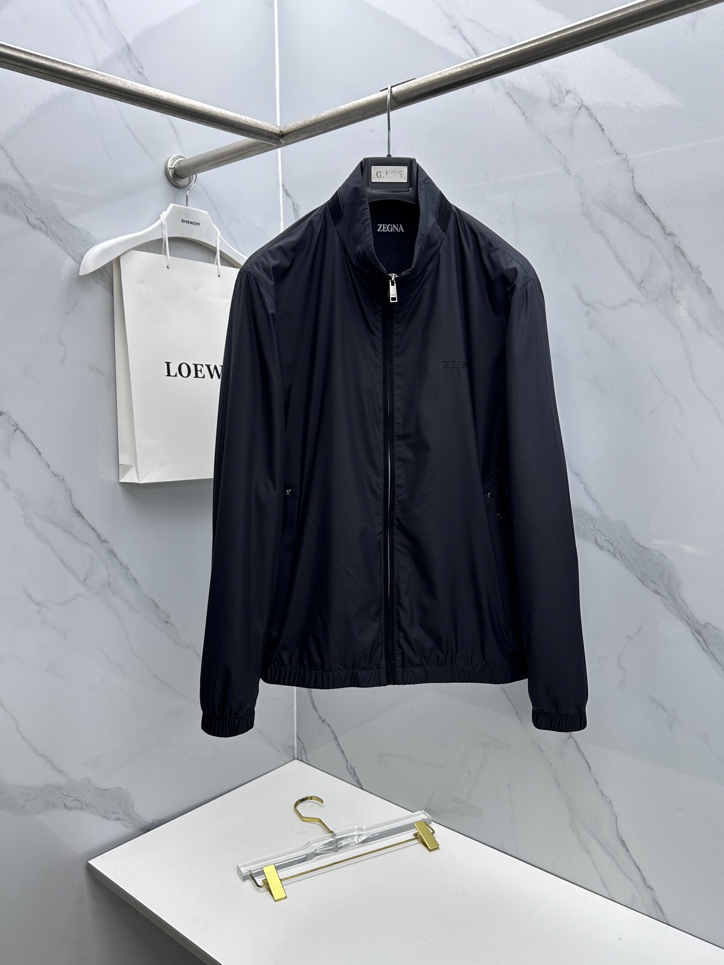 NO:733471,ZEGNA Zegna 2026 early spring casual series, the latest fashionable stand-up collar jacket. Every detail shows craftsmanship and enough advanced structural tailoring design changes to show men's diverse image changes. Slim and neat, tailored to meet the popular multi-layered wear. Customized buckles, unique. Versatile style for life. Three standard hs sizes M-3XL,,zegna,jackets & coats,jackets & coats,19860909ZEGNA杰尼亚 2026早春休闲系列,最新时尚立领夹克外套.处处细节显工艺足够的高级结构性剪裁的设计改变来展现男士多样的形象变化,修身利落、剪裁合体,满足时下正流行的多层次穿搭,定制钉扣,独一无二.生活百搭款式 三标齐全hs 尺码M-3XL,,zegna,jackets & coats,jackets & coats,,Men's clothing