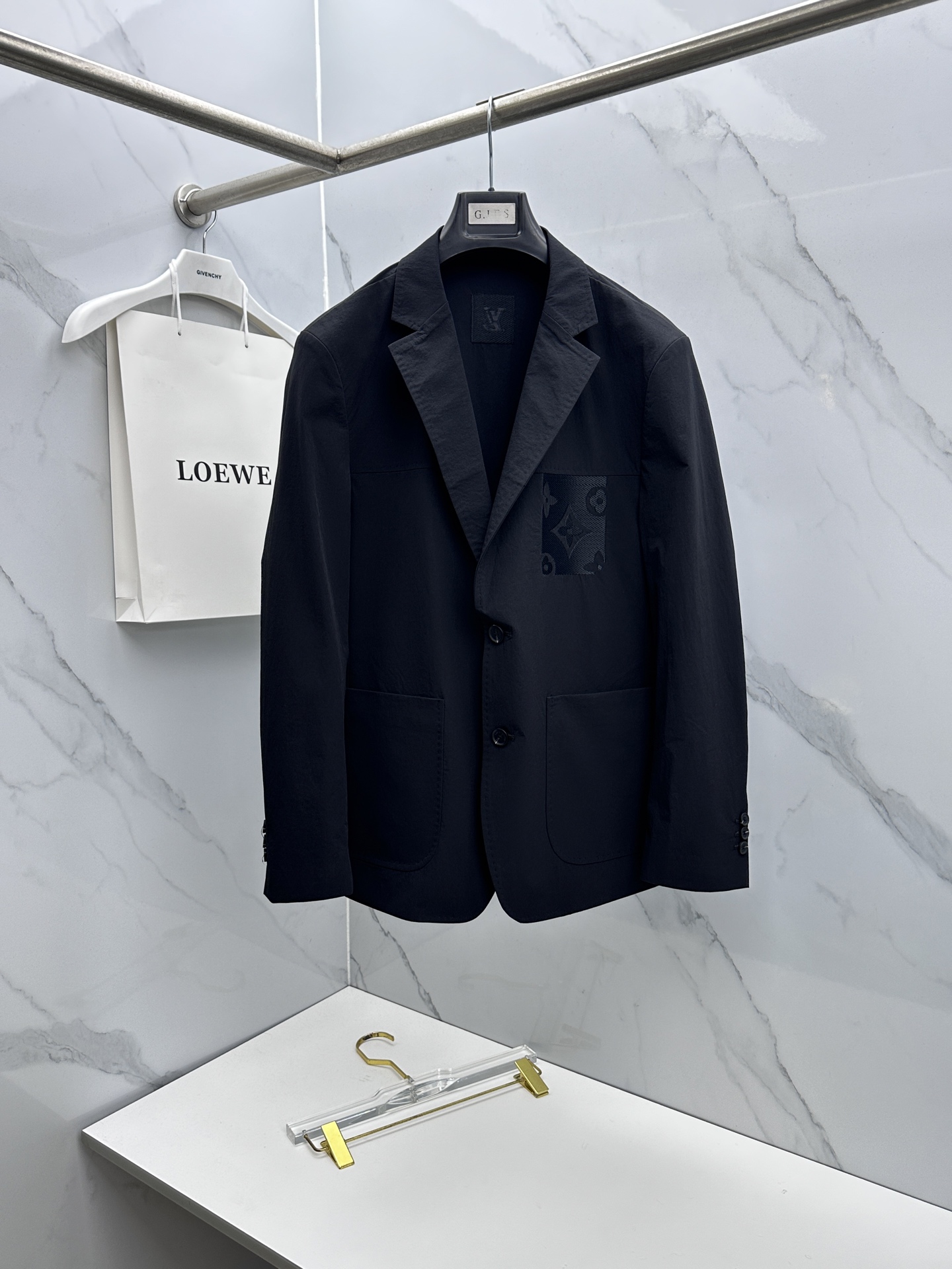 NO:733428,LV Louis Vuitton 2026 early spring casual series, the latest fashionable men's suit jacket. Logo embroidery design on the chest, every detail shows craftsmanship. Sufficient advanced structural tailoring design changes to show men's diverse image changes, slim and neat, tailored to meet the current popular multi-layered wear, custom stud buckles, unique. Versatile style for life, three standard hs sizes M-3XL,, louis vuitton, louis vuitton, jackets &  coats, business suits,19860909LV路易威登 2026早春休闲系列,最新时尚男士西装外套.胸前logo刺绣设计,处处细节显工艺足够的高级结构性剪裁的设计改变来展现男士多样的形象变化,修身利落、剪裁合体,满足时下正流行的多层次穿搭,定制钉扣,独一无二.生活百搭款式 三标齐全hs 尺码M-3XL,,louis vuitton,louis vuitton,jackets & coats,business suit,,Men's clothing