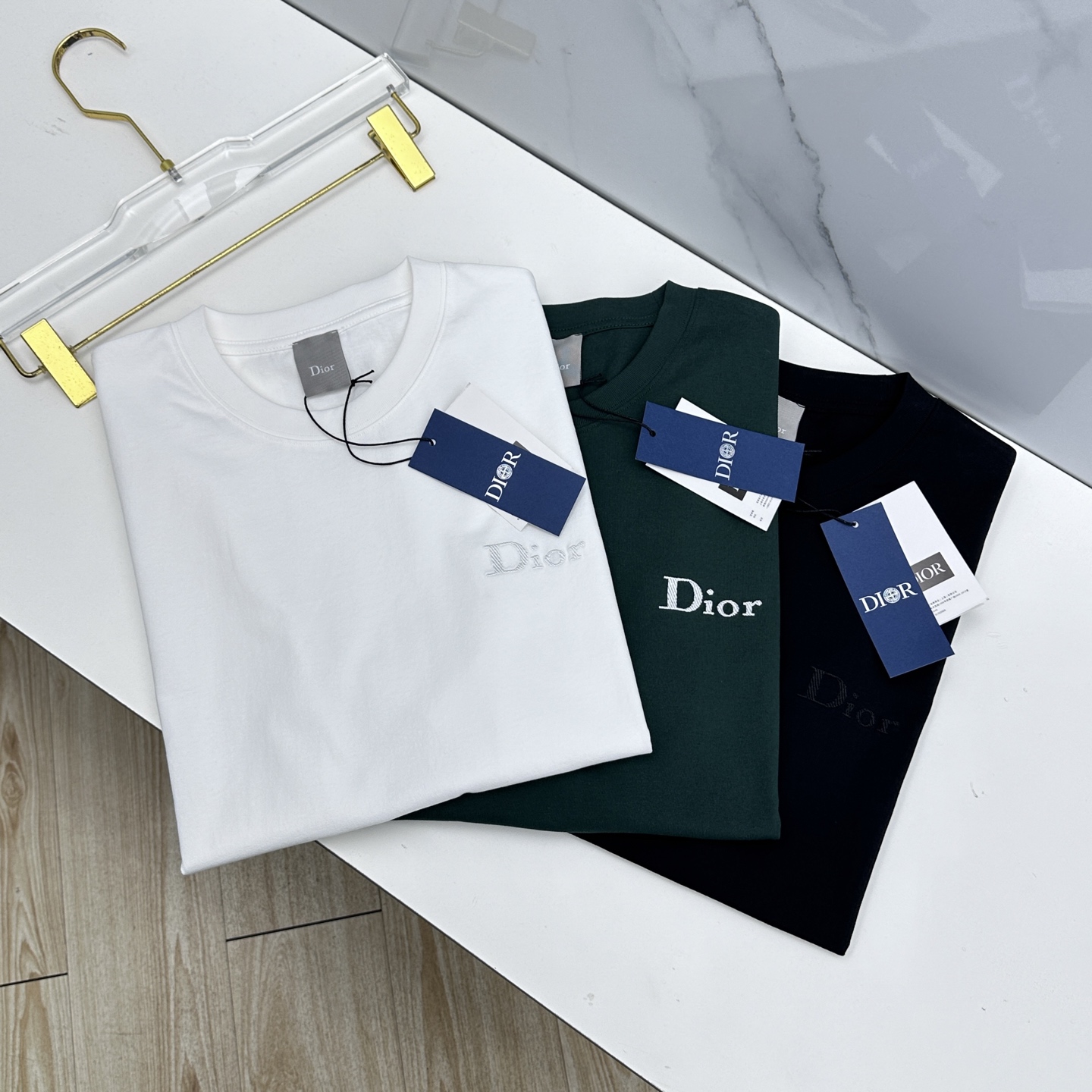 NO:733433,Dior Dior Weikuo's new debut counter latest short-sleeved round neck T-shirt. High-end customization. Brand logo on the chest and heavy craftsmanship design. High-end long-staple cotton fabric. Soft to the touch. Comfortable to wear. Counter-level exquisite stitching. Fine workmanship. Very wide and has a hammered feel!  A must-have item for a stylish man!  A7 original product, sizes S-XL,, dior, dior, T-shirt, tees, t-shirt,19860909Dior迪奥 微阔 新款首发专柜最新款短袖圆领T恤 高端订制 胸前品牌logo重工艺设计 高端长绒棉面料.手感柔软.穿着舒适.专柜级别精致车线.做工精细.挺阔有锤坠感！型男必备单品！A7原单出品 尺码S-XL,,dior,dior,T-shirt,tees，t-shirt,,Men's clothing