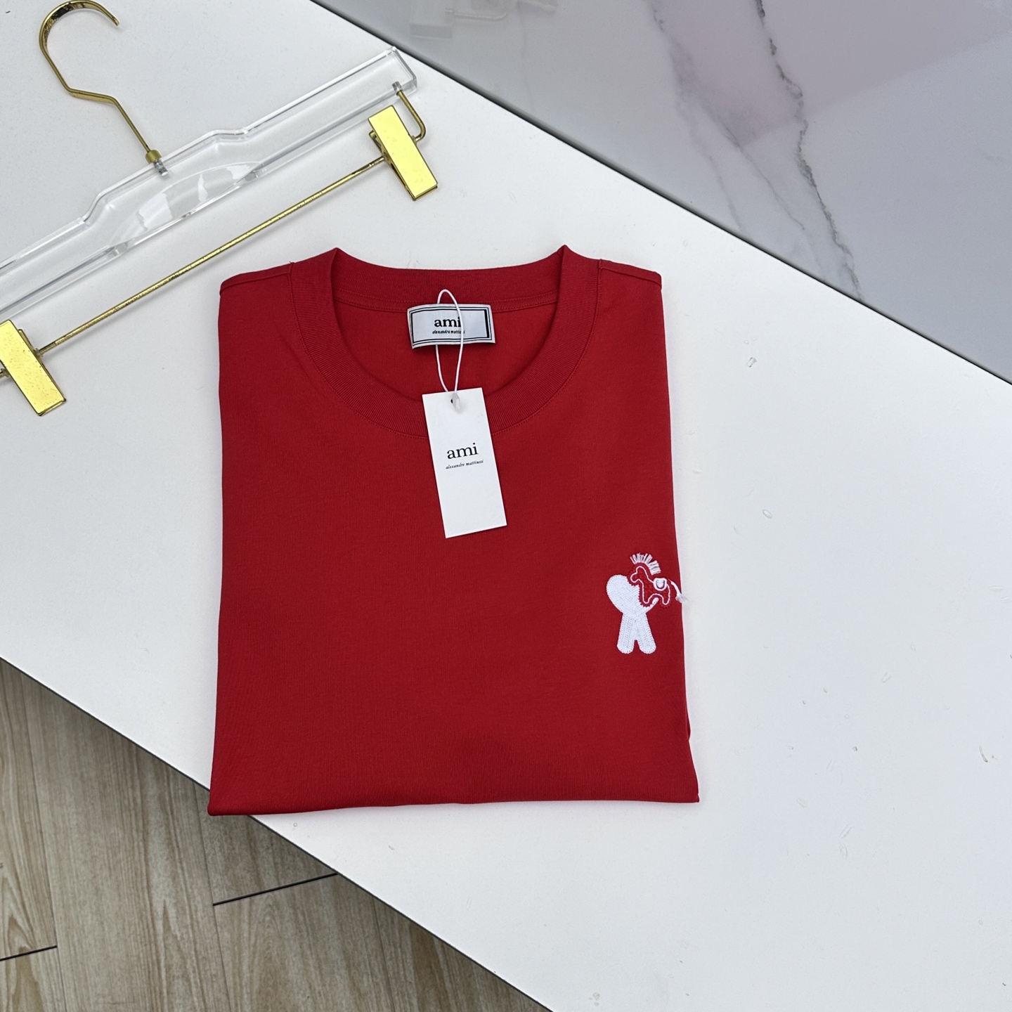 NO:733444,AMI Weikuo, the latest short-sleeved round-neck T-shirt at the new debut counter, high-end customization, brand logo on the chest and heavy craftsmanship design, high-end long-staple cotton fabric. Soft to the touch. Comfortable to wear. Exquisite stitching at the counter level. Fine workmanship. Very wide and has a hammered feel!  A must-have item for a stylish man!  Complete with three standards, A7 original product, sizes S-XL, T-shirt, tees, t-shirt,19860909AMI 微阔 新款首发专柜最新款短袖圆领T恤 高端订制 胸前品牌logo重工艺设计 高端长绒棉面料.手感柔软.穿着舒适.专柜级别精致车线.做工精细.挺阔有锤坠感！型男必备单品！三标齐全A7原单出品 尺码S-XL,,T-shirt,tees，t-shirt,,Men's clothing